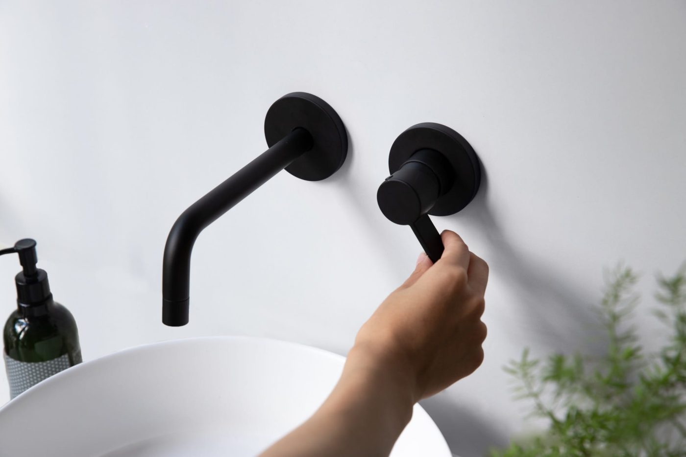 壁付けセパレート混合水栓 洗面用 ブラック L178 KB-TP007-05-G141 レバーはつまみやすいプレート状。正面からは細身ですっきりと見えるつくり