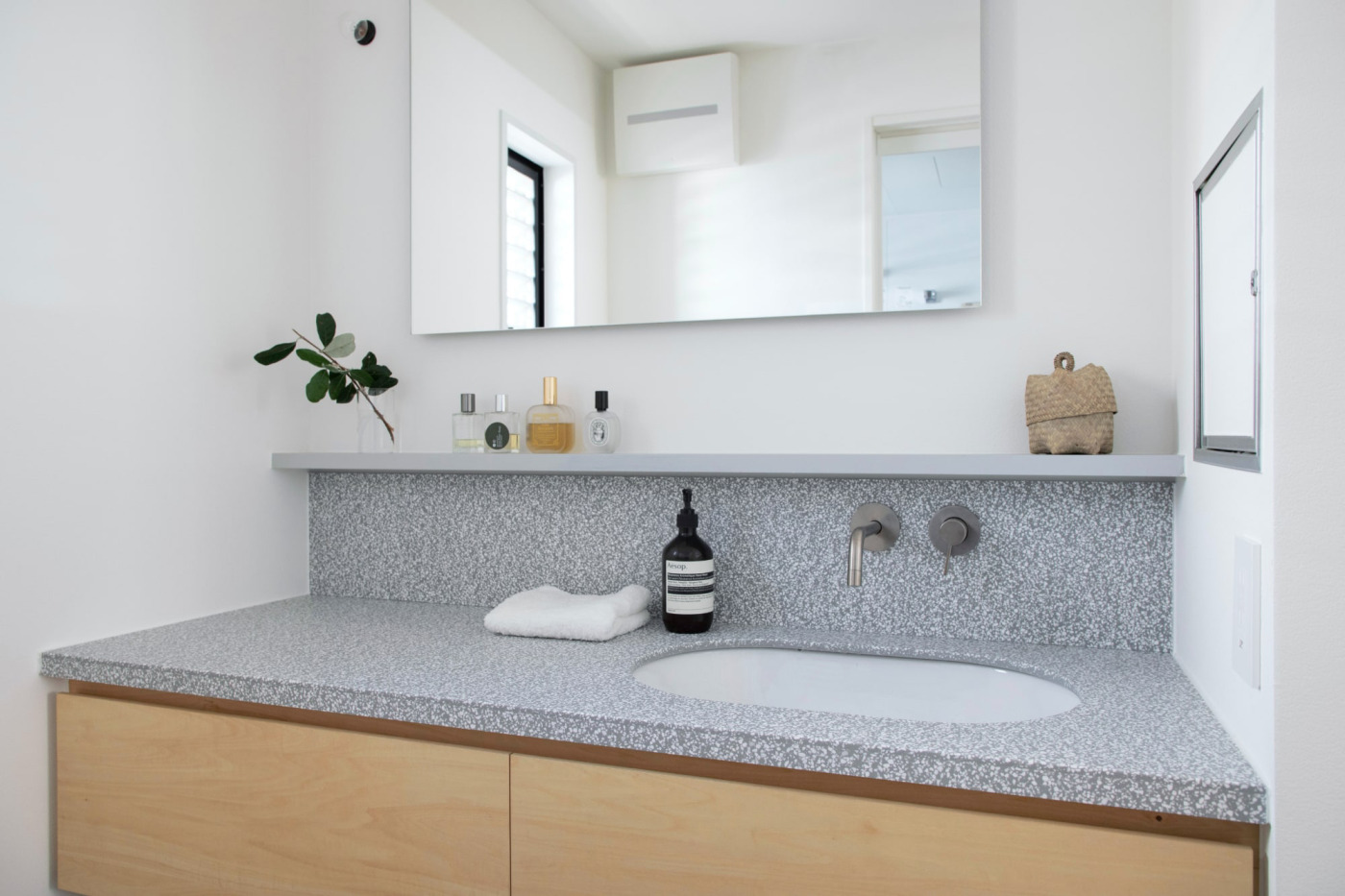 壁付けセパレート混合水栓 洗面用 サテン L178 KB-TP007-03a-G141 木と人工大理石で構成した洗面に「サテン L178」をコーディネート