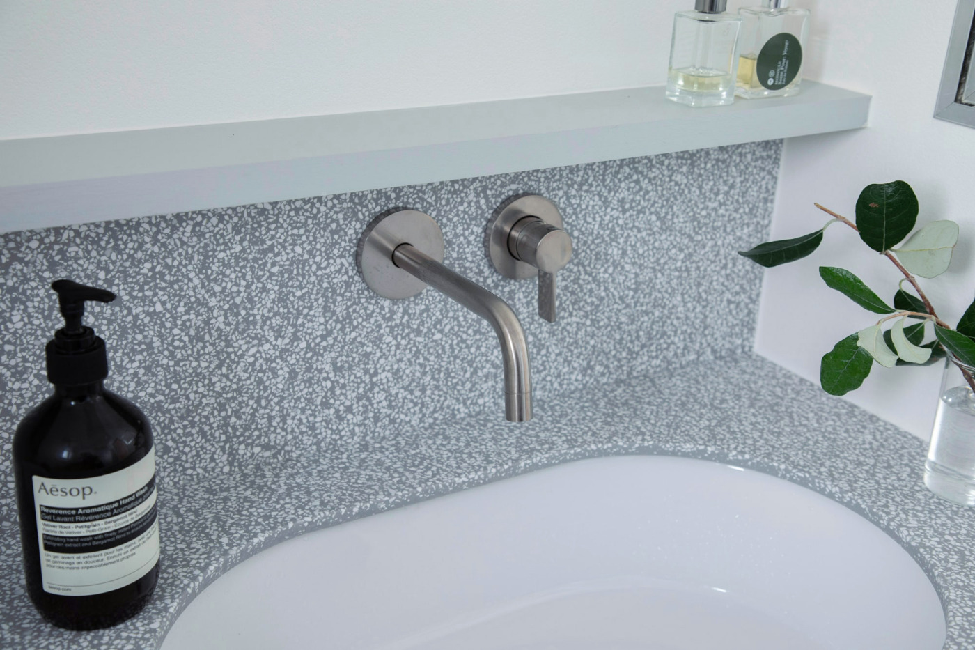 壁付けセパレート混合水栓 洗面用 サテン L178 KB-TP007-03a-G141 質感の良い「サテン」。控えめな光沢で主張しすぎず、他の素材と合わせやすい