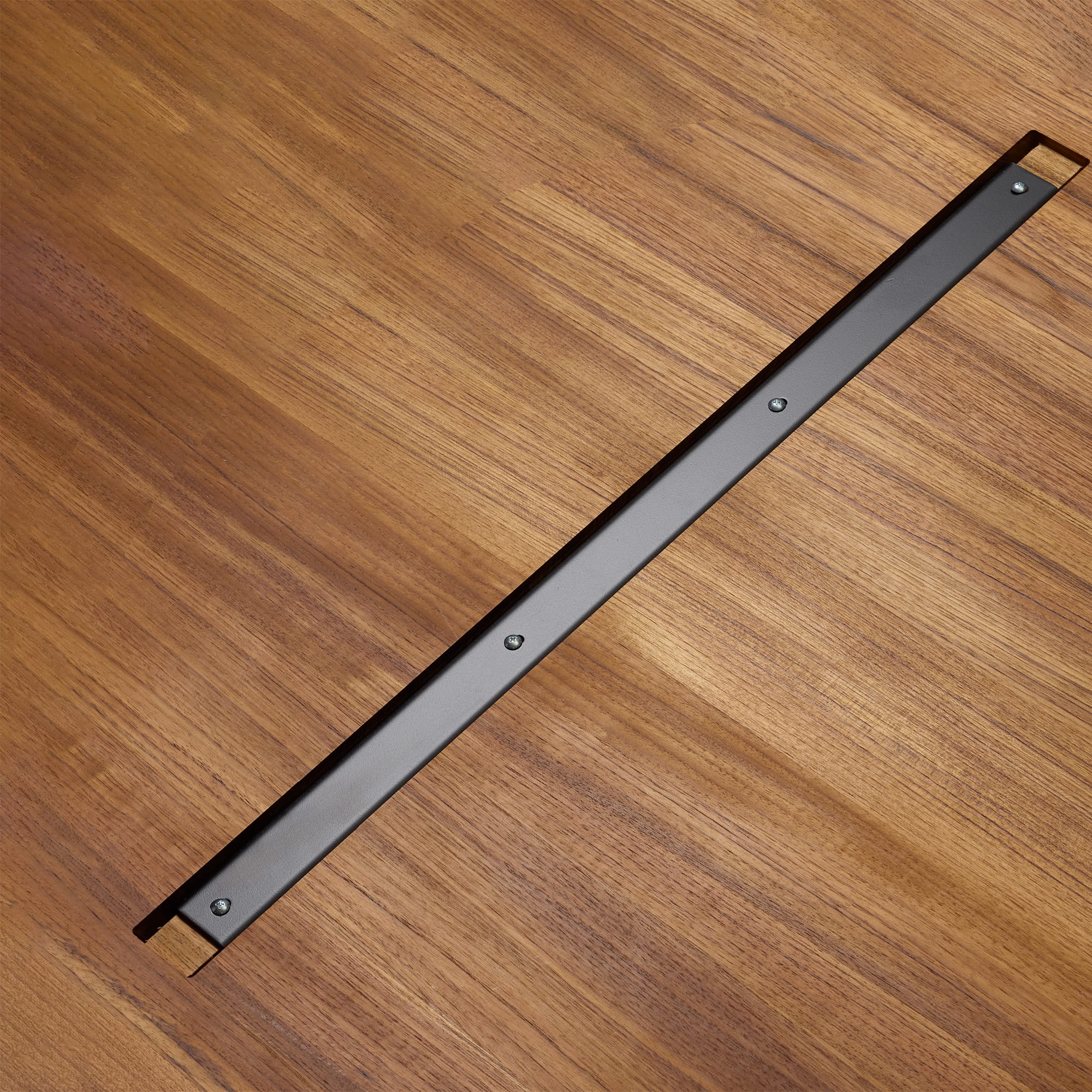 フリーカット無垢材 カスタム ホワイトオーク PS-TT009-04-G165 オプション見本：反り止め加工。ザグリ（彫り込み加工）は木の収縮を考え、端が＋10mm程度大きく彫り込みされています