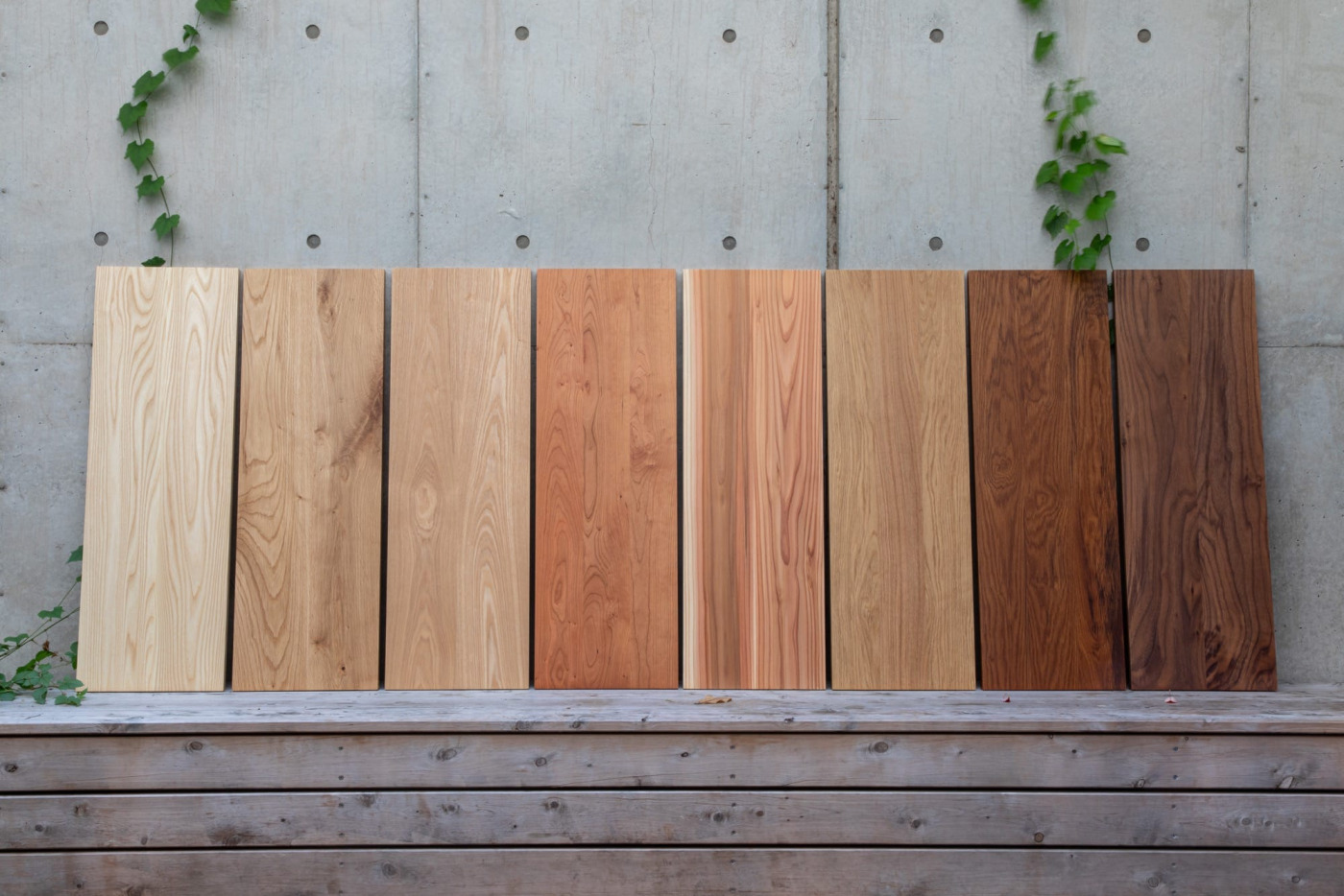 フリーカット無垢材 カスタム ホワイトオーク PS-TT009-04-G165 左から「ホワイトアッシュ」「ナラ（節・白太有）」「ホワイトオーク」「ブラックチェリー」「杉」「タモ」「チーク」「ウォルナット」。持ってみると重さや手を触れた感触もそれぞれに個性があります（全てウレタン塗装）