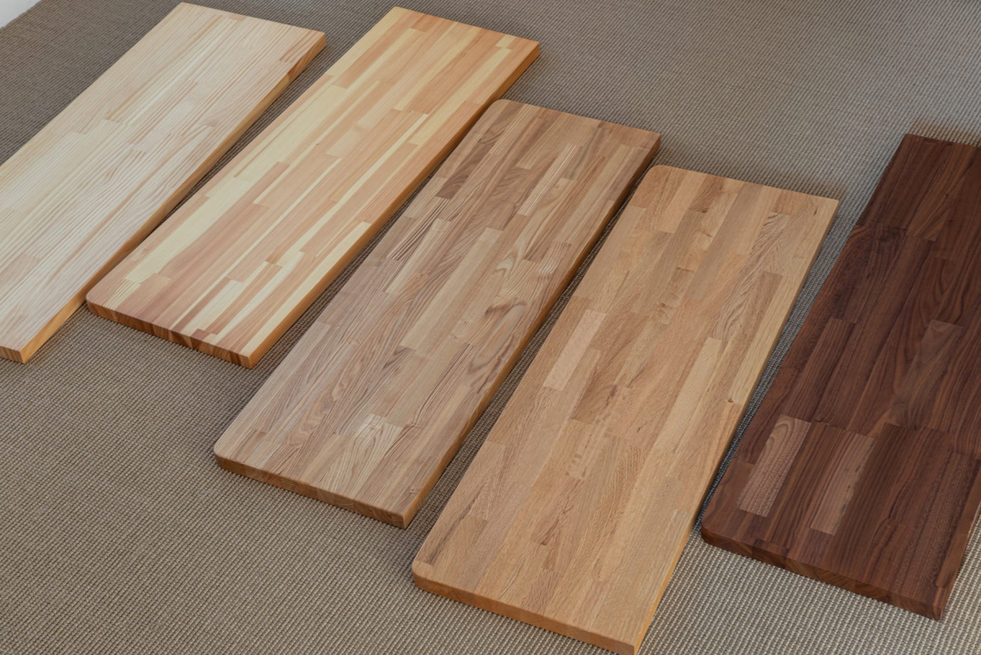 フリーカット集成材 カスタム ナラ PS-TT003-02-G049 左から「ラジアタパイン」「レッドパイン」「タモ」「ナラ」「ウォルナット」。見た目だけでなく、柔らかさや重さもそれぞれ異なります（全てツヤ消しウレタン塗装）