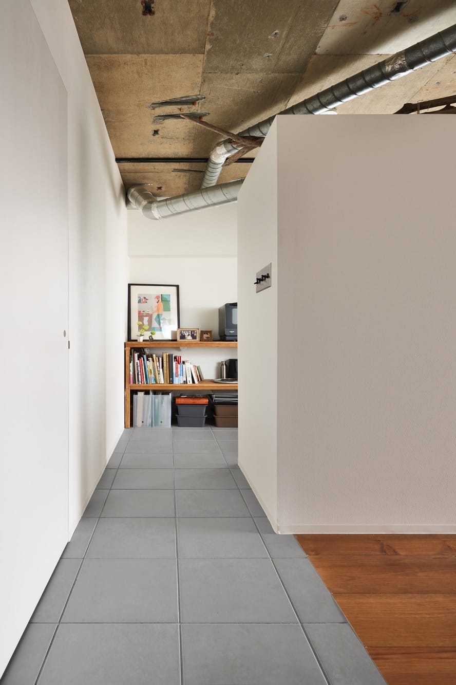 土間タイル 内床用 ライトグレー（バラ売り） FL-TL001-13P-G141 内床用 ライトグレー（撮影：Coto Inc. yuki kageyama）