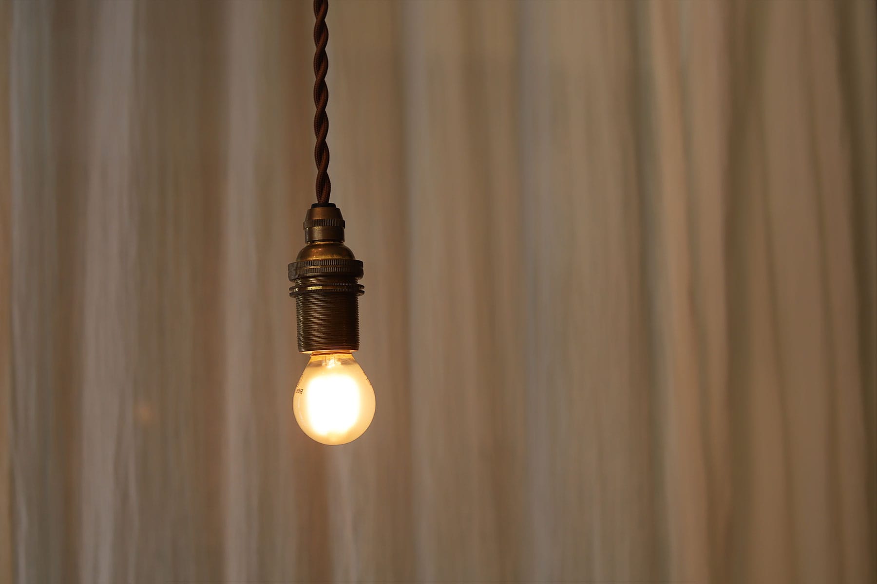 フロストLED電球 φ35(E17)25W相当 アイス 2200K電球色 LT-BB008-05-G141 中心から外側にかけてグラデーションのかかった明かりが灯ります