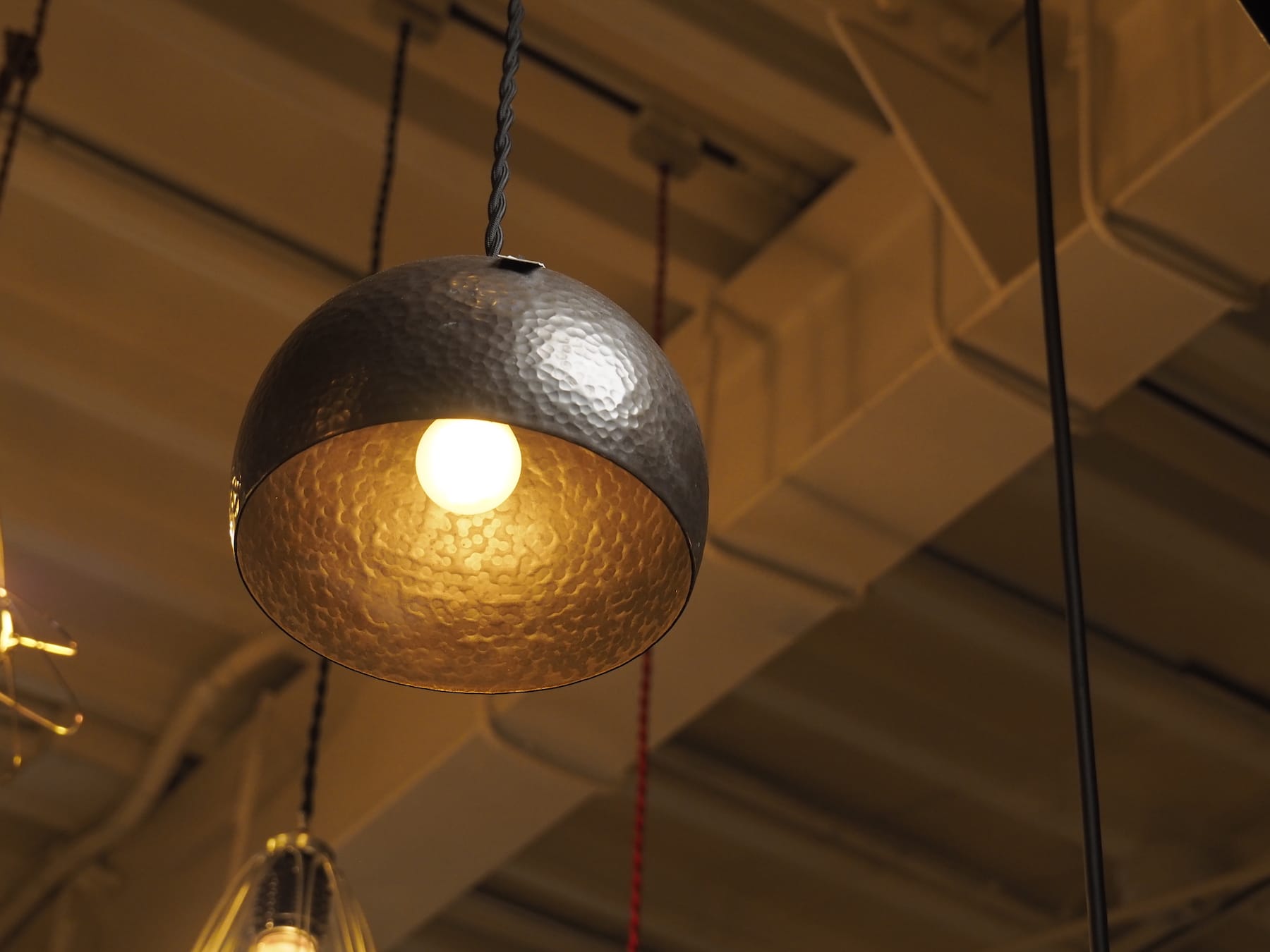 フロストLED電球 φ35(E17)25W相当 アイス 2200K電球色 LT-BB008-05-G141 鎚目模様のシェードランプ E17お椀型黒染めと合わせて