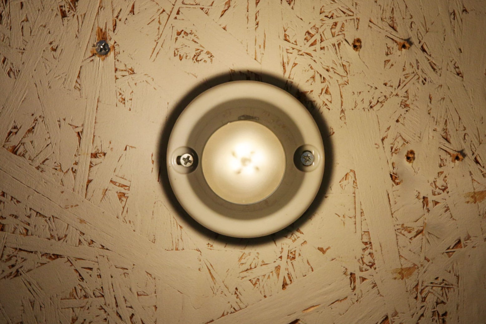 フロストLED電球 φ35(E17)25W相当 アイス 2200K電球色 LT-BB008-05-G141 φ35は電球の頭に影がでるため壁の正面付の際はご注意ください（写真は2600K）　※ 2600Kは2700Kの旧仕様です