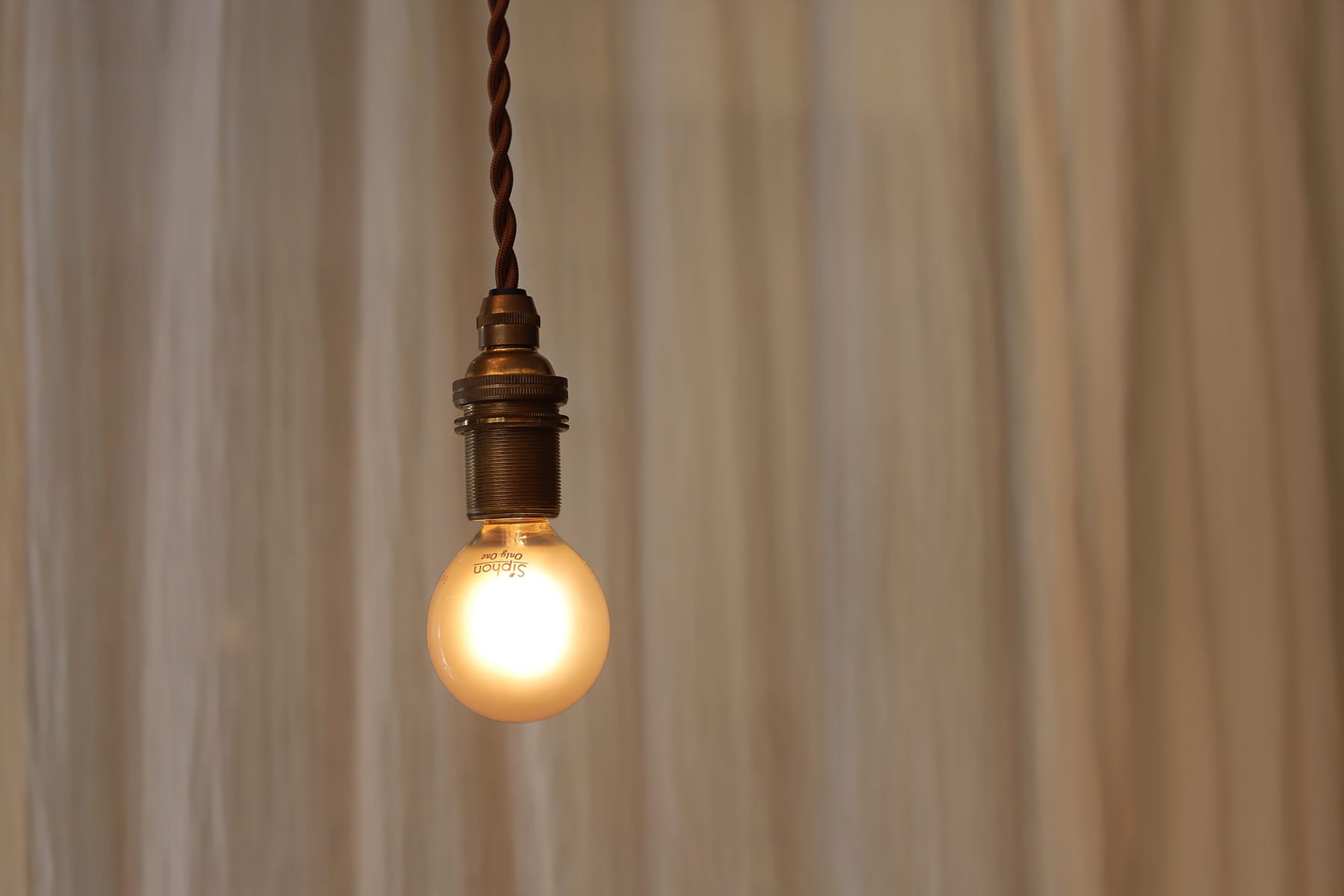 フロストLED電球 φ50(E17)25W相当 アイス 2200K電球色 LT-BB008-07-G141 点灯時に中心から外側にかけてグラデーションのかかったほのかな明かりが広がります