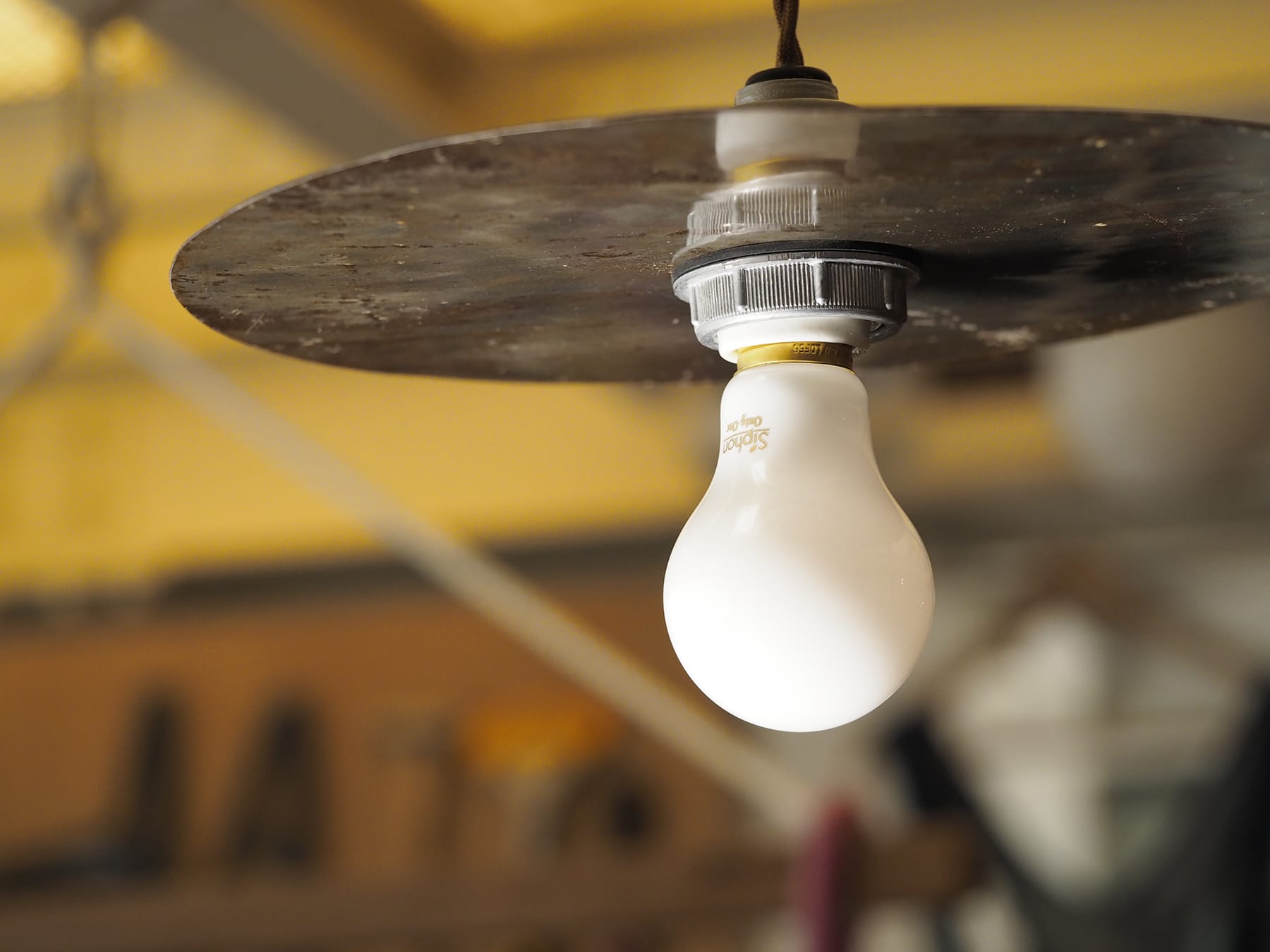 フロストLED電球 φ60(E26)40W相当 スノー 2700K電球色 LT-BB008-04-G141 廃材シェードランプ CORONAと合わせて