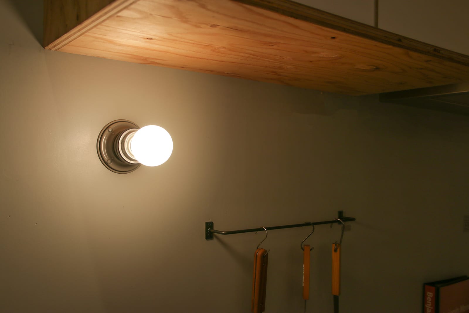 フロストLED電球 φ60(E26)40W相当 スノー 2700K電球色 LT-BB008-04-G141 工業系レセップと合わせて壁面を照らして