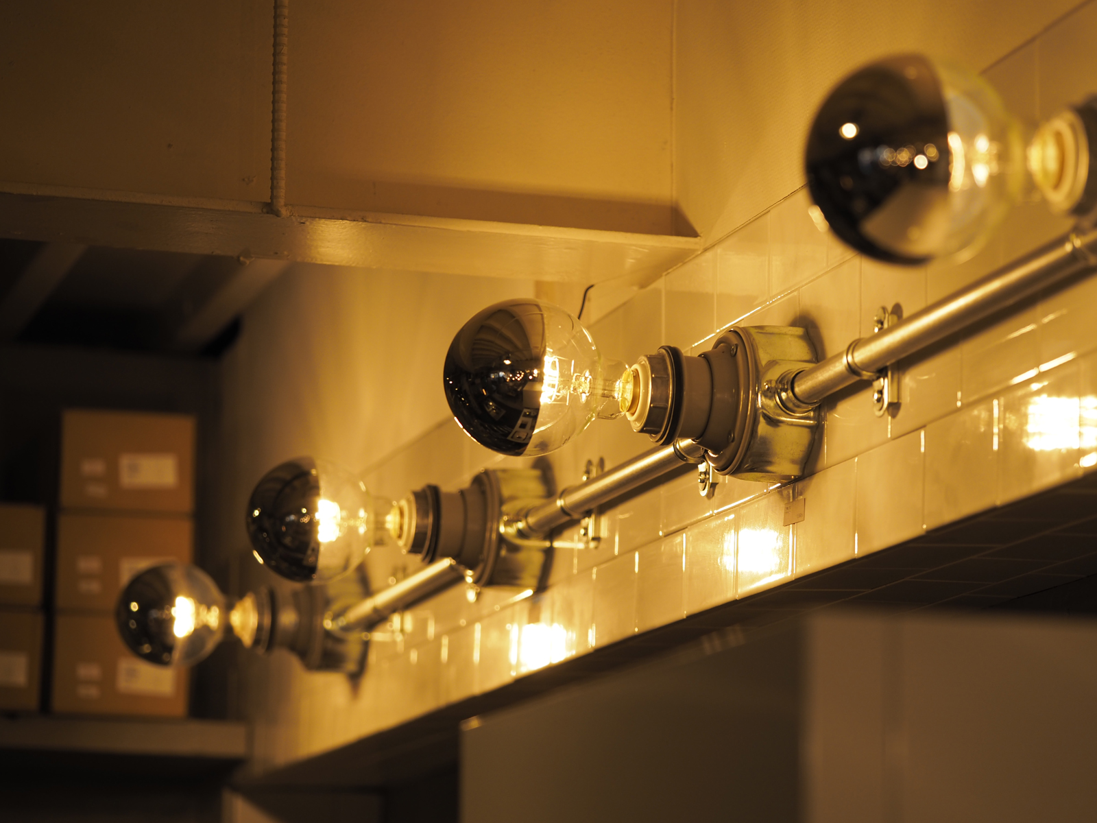 ミラーLED電球 φ95(E26)55W相当 シルバー 2700K電球色 LT-BB007-06-G141 複数並べて使うと、 全体で1つの造作照明に見えて存在感抜群（φ95 シルバー）