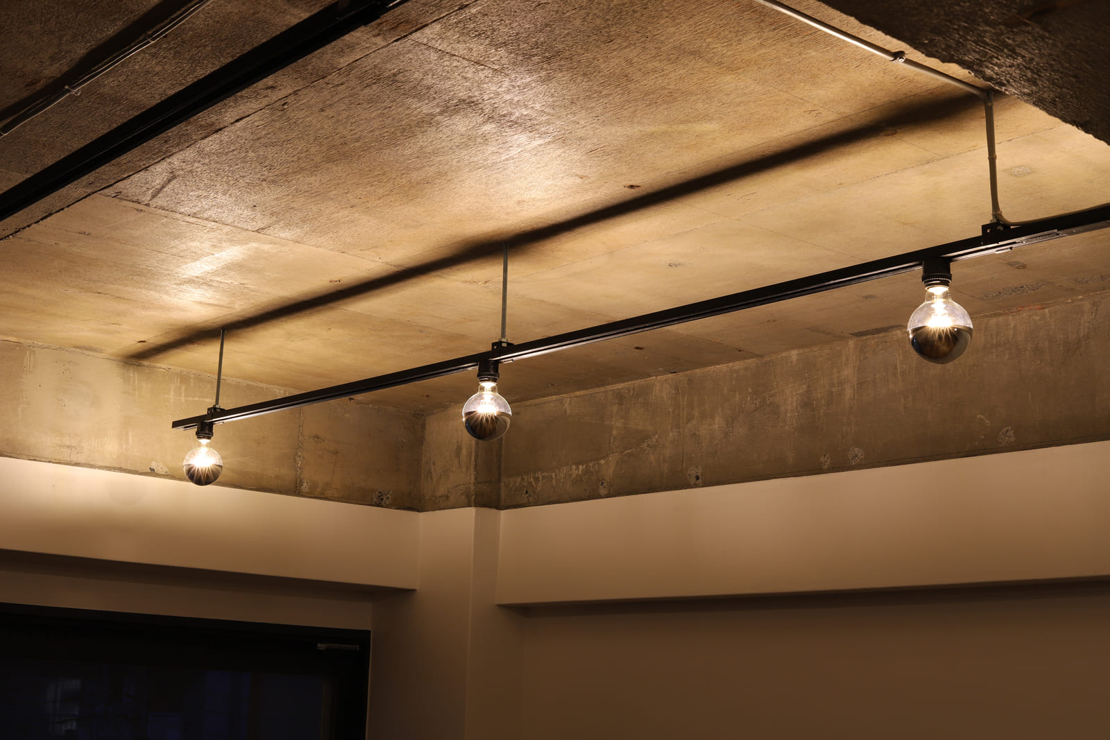 ミラーLED電球 φ95(E26)55W相当 シルバー 2700K電球色 LT-BB007-06-G141 電球単体で間接照明として雰囲気のある演出ができます（φ95 シルバー 2700K電球色）