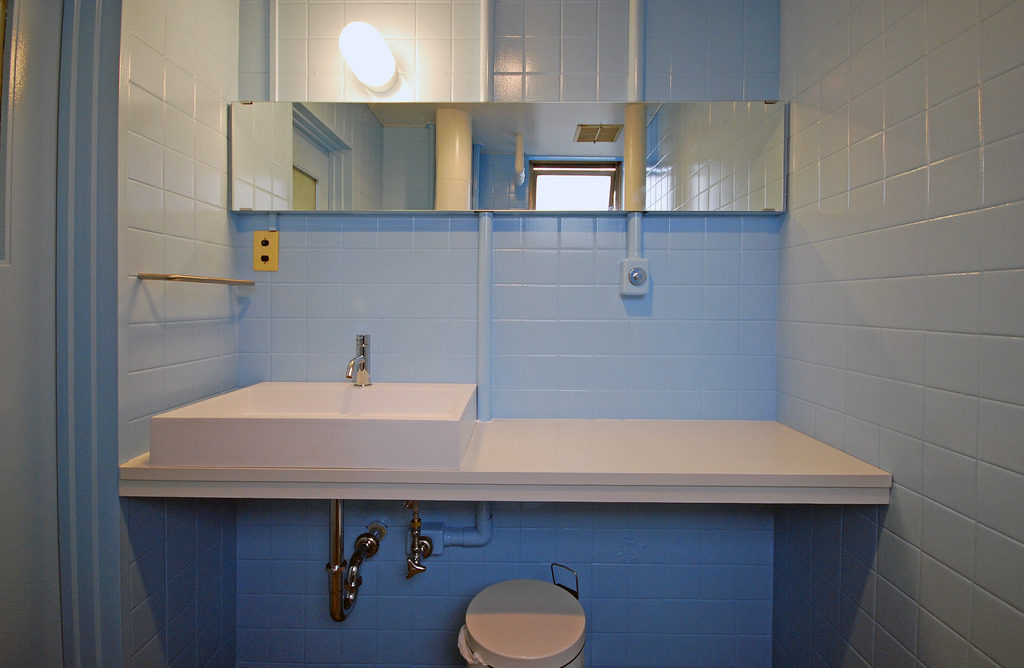 ミルクガラス照明 ホワイト 円筒（丸） LT-BR005-05-G141 洗面の鏡前には持ってこいです。写真は円筒(丸)タイプ（写真提供：アローズファクトリー合同会社）