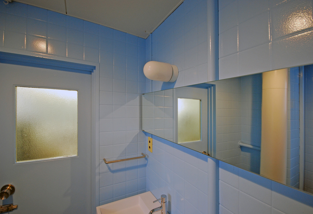 ミルクガラス照明 ホワイト 円筒（丸） LT-BR005-05-G141 こんなポップな空間にも合います。写真は円筒(丸)タイプ（写真提供：アローズファクトリー合同会社）