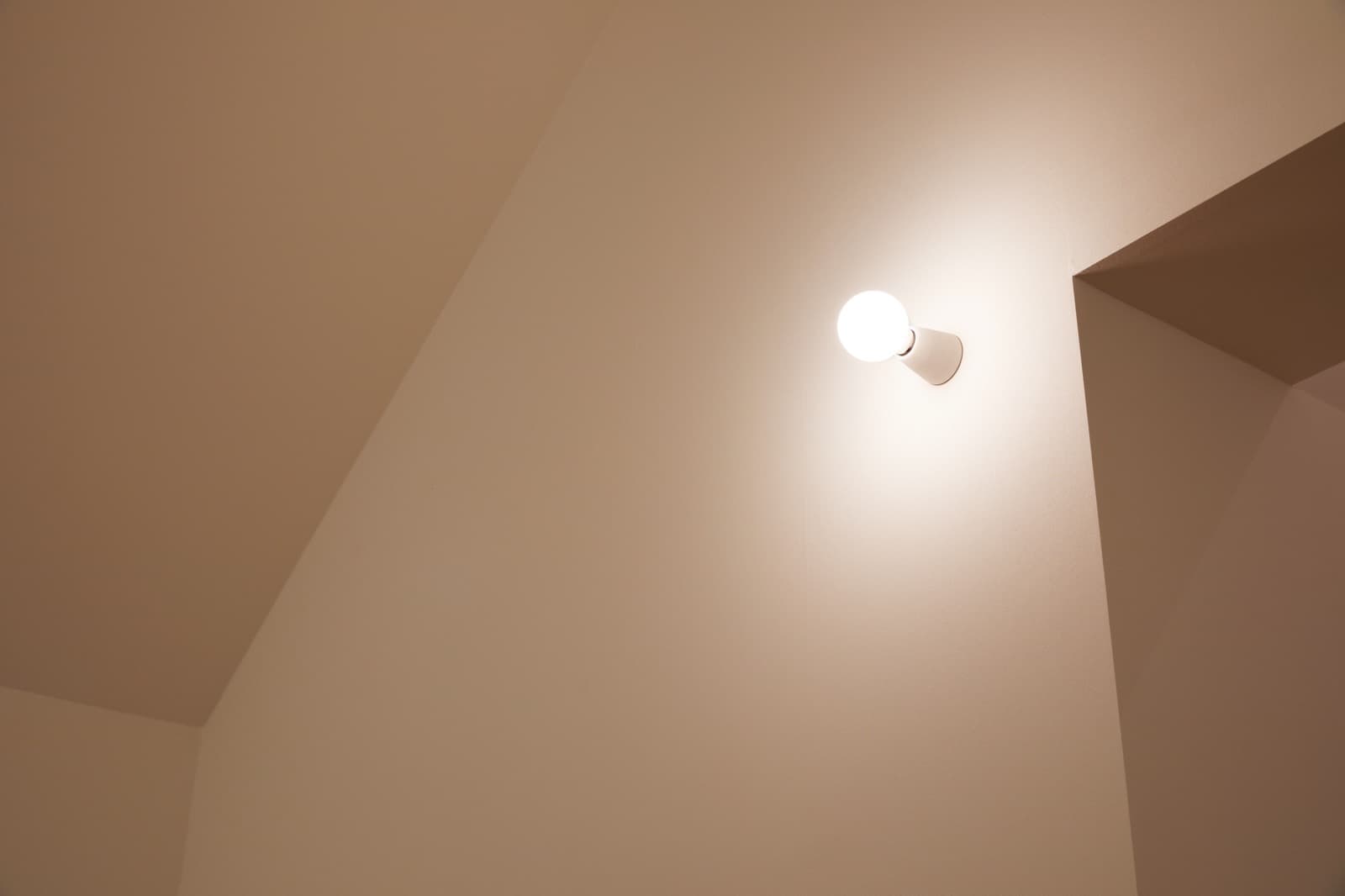 モデストレセップ Mサイズ E26 ホワイト LT-BR015-01-G141 主張せず、あかりだけが欲しい空間に