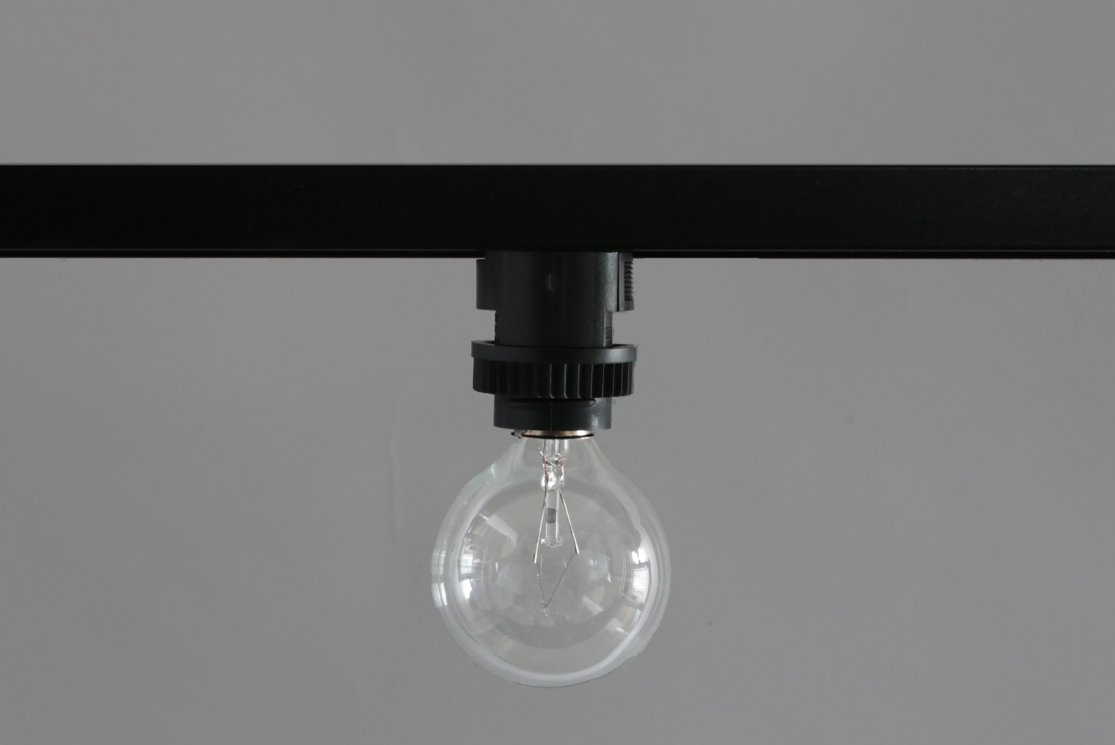 ライティングレールプラグ E17 ソケット (BK) LT-PS010-03-G141 口金E17の電球をつけることができます