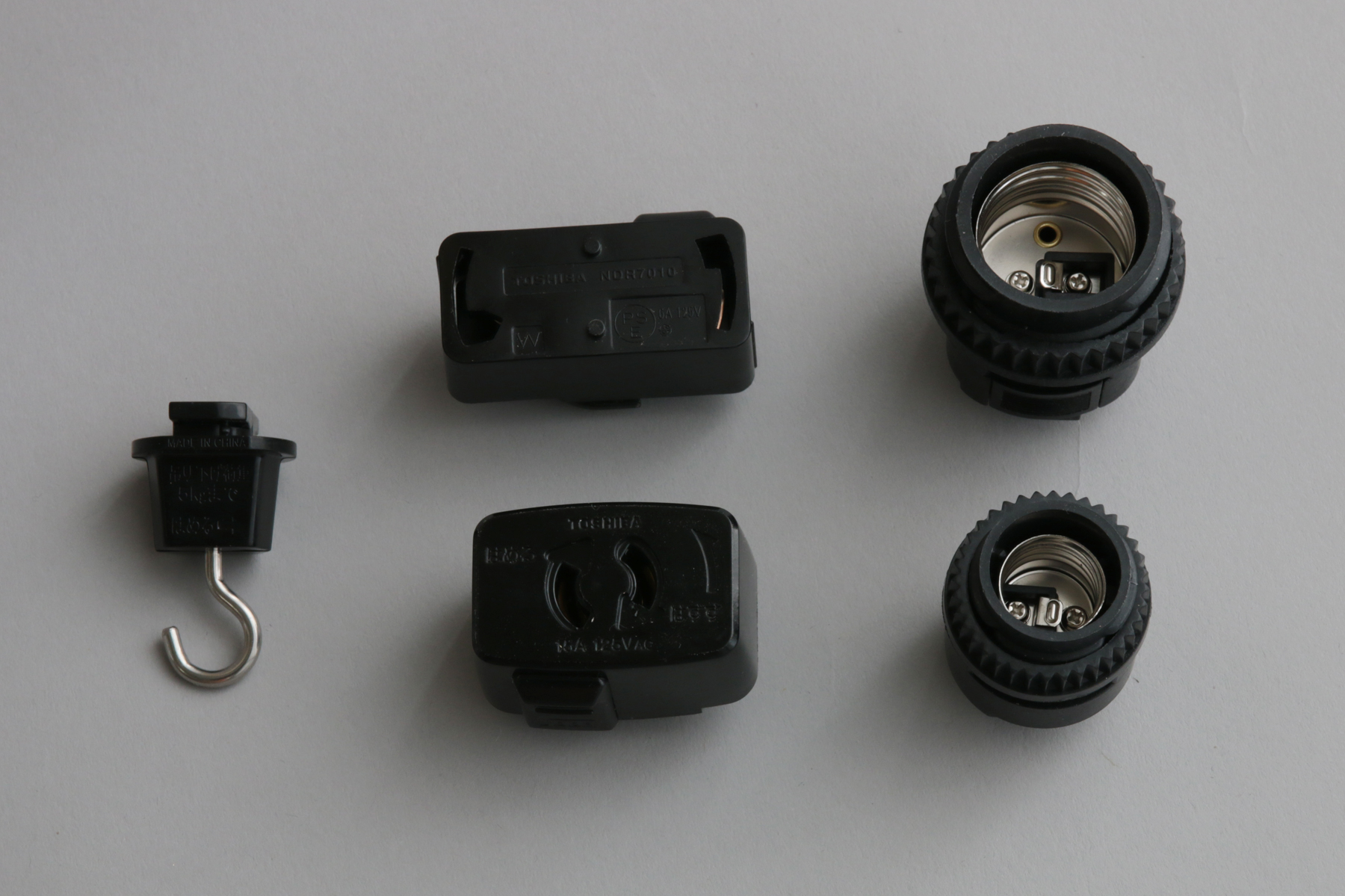 ライティングレールプラグ コンセント (BK) LT-PS010-07-G141 ブラックシリーズ。左から吊りフック、引掛シーリング、コンセント、E26ソケット、E17ソケット