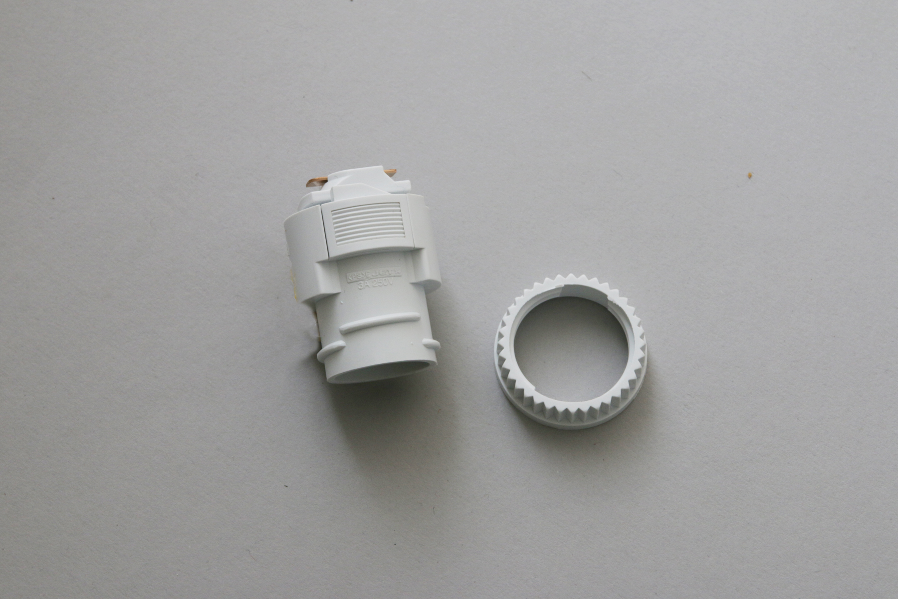 ライティングレールプラグ E17 ソケット (WH) LT-PS010-04-G141 下のリングはセードを使用する際の固定用リングです