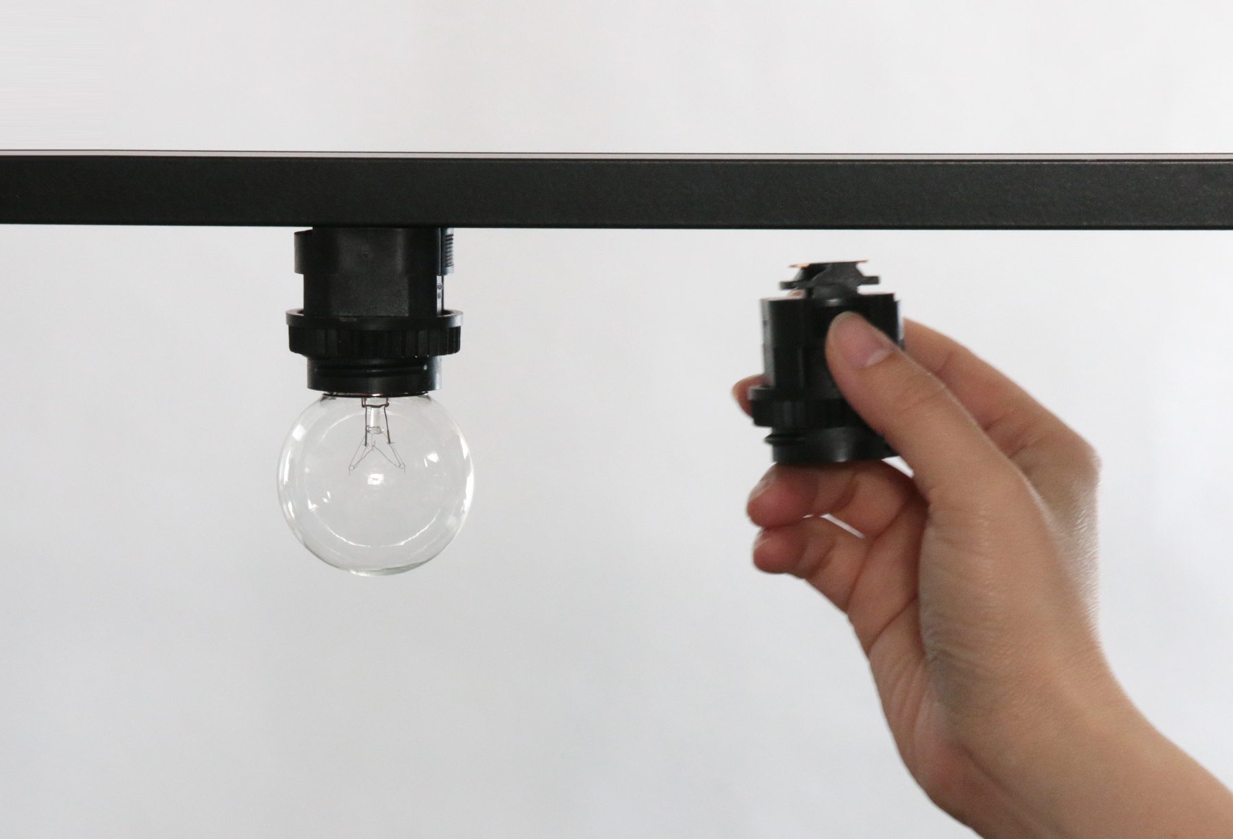 ライティングレールプラグ E26 ソケット (BK) LT-PS010-01-G141 各プラグはレールにつけて90度時計回りに回せば簡単に取り付けられます