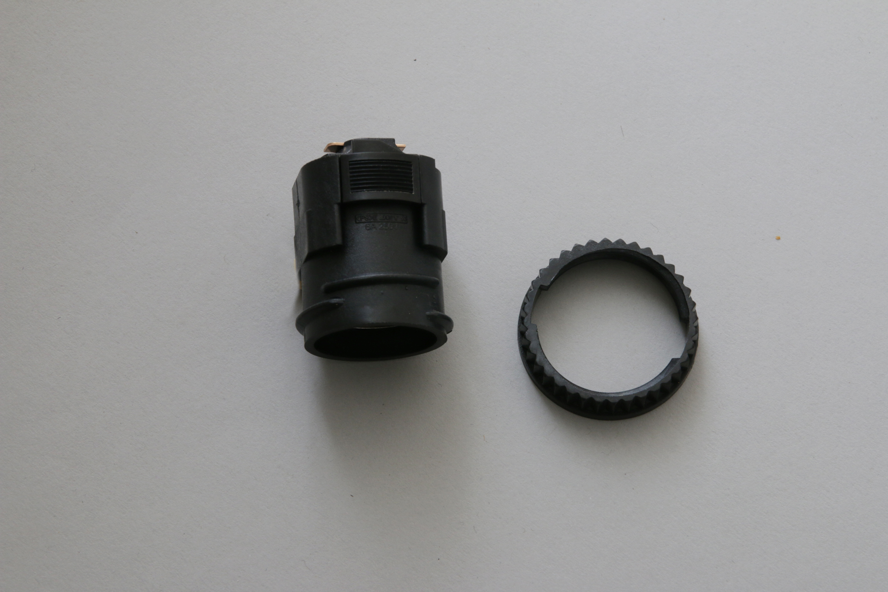 ライティングレールプラグ E26 ソケット (BK) LT-PS010-01-G141 下のリングはセードを使用する際の固定用リングです