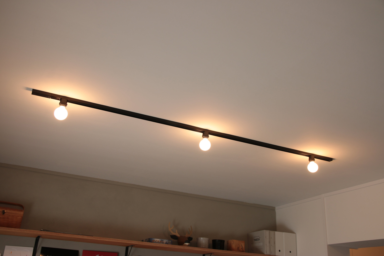 ライティングレールプラグ E26 ソケット (BK) LT-PS010-01-G141 ソケットプラグを使って電球をつけた例