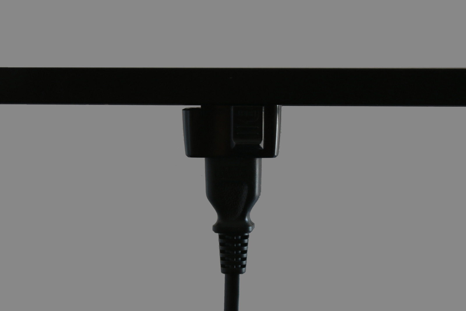 ライティングレールプラグ コンセント (BK) LT-PS010-07-G141 コンセントをさして使うことができます