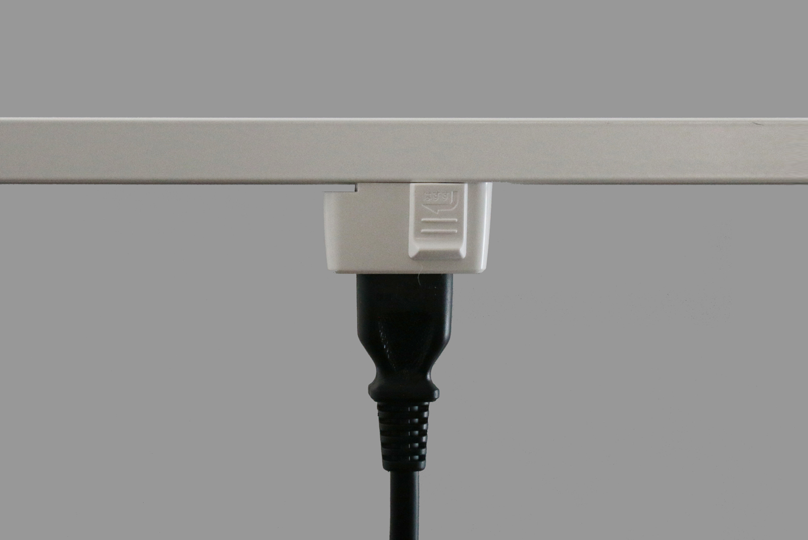 ライティングレールプラグ コンセント (WH) LT-PS010-08-G141 コンセントをさして使うことができます