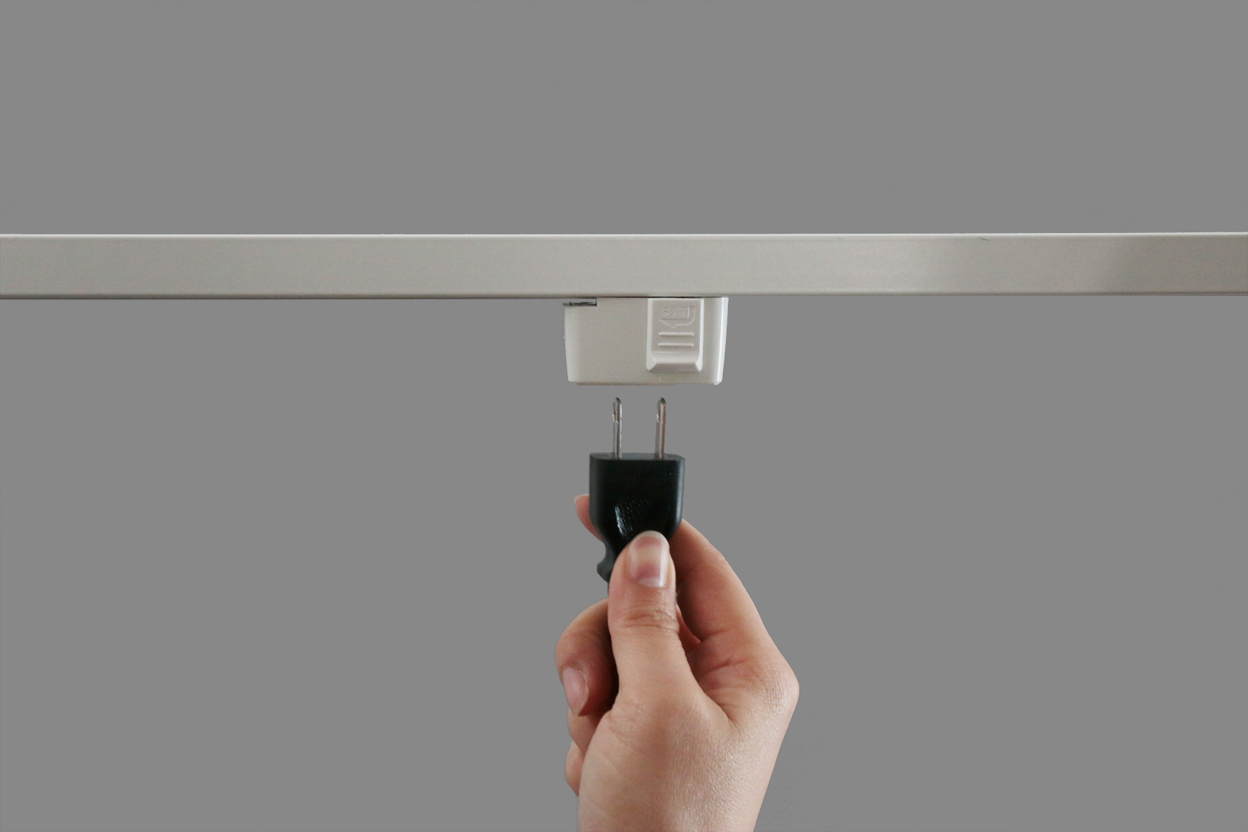 ライティングレールプラグ コンセント (WH) LT-PS010-08-G141 コンセントをさして使ってください