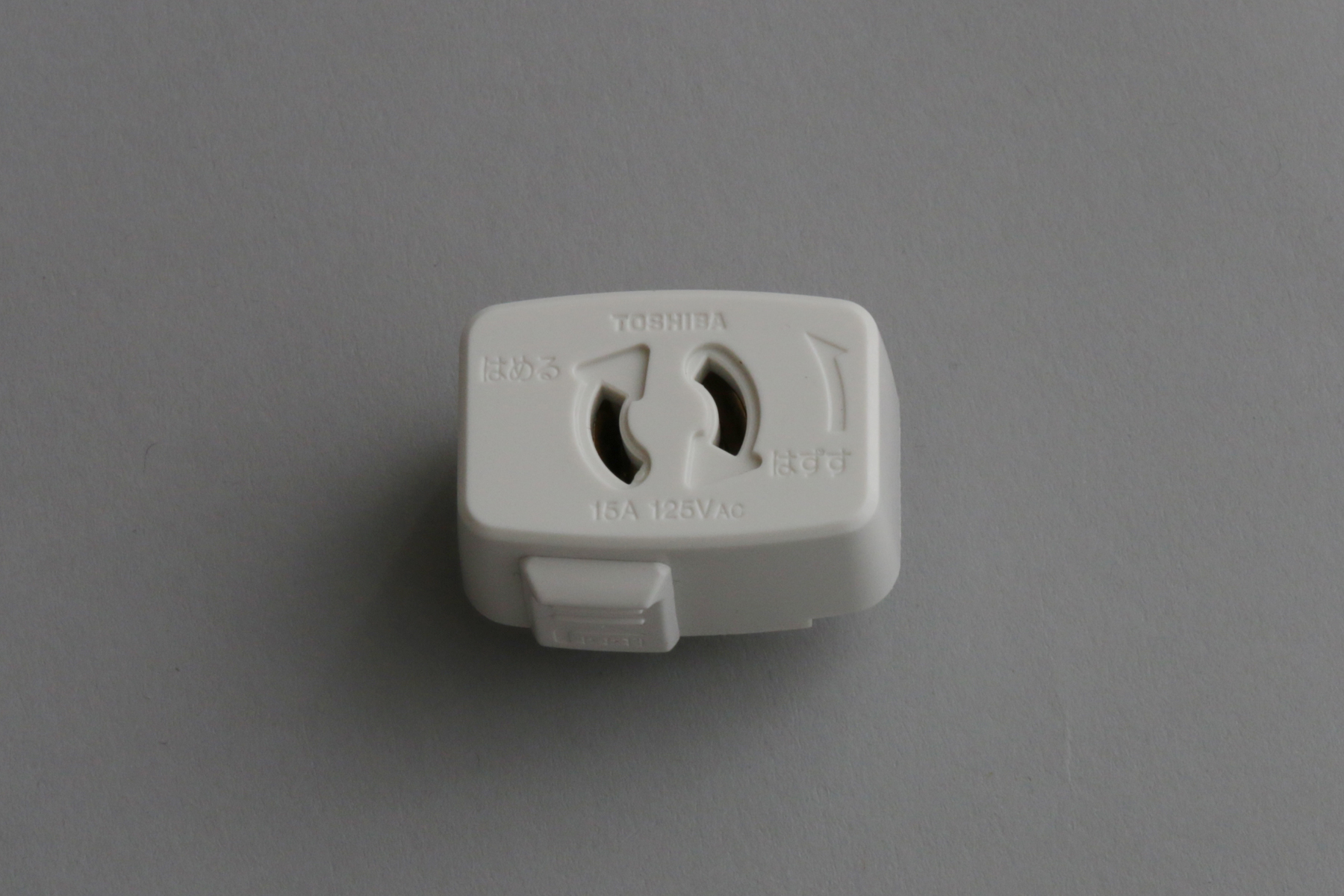 ライティングレールプラグ コンセント (WH) LT-PS010-08-G141 コンセントプラグ。コンセント取付面