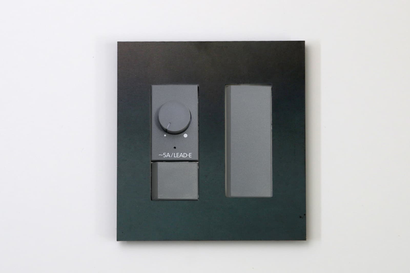 メタルスイッチプレート 調光器＆片切/3路対応 (GY) LT-PS009-OP11-G141 2連タイプと組み合わせる場合は、調光スイッチが左にくるように設置ください