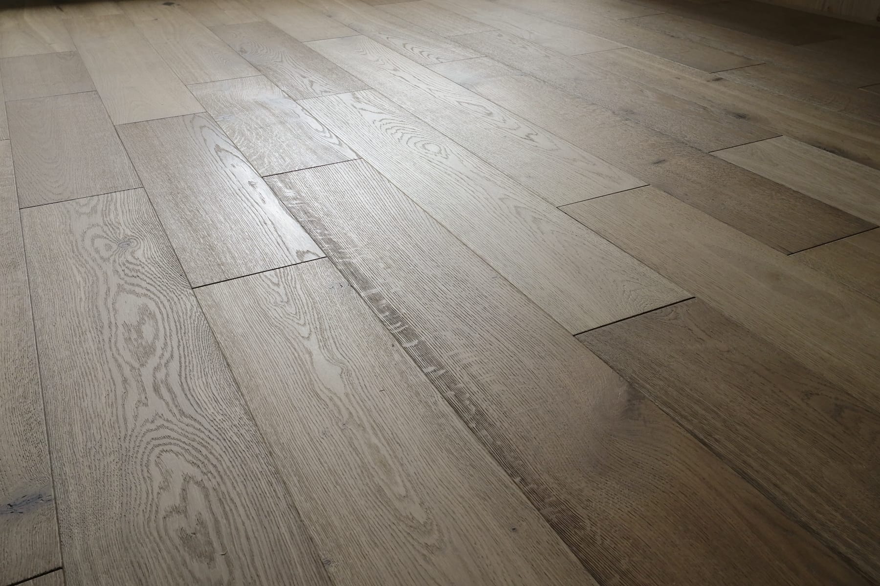 燻蒸フローリング オーク180/オイル塗装 FL-FL026-02-G173 ブラッシングを強めに施し、表面にわずかな凹凸が感じられます（写真はオークW180）