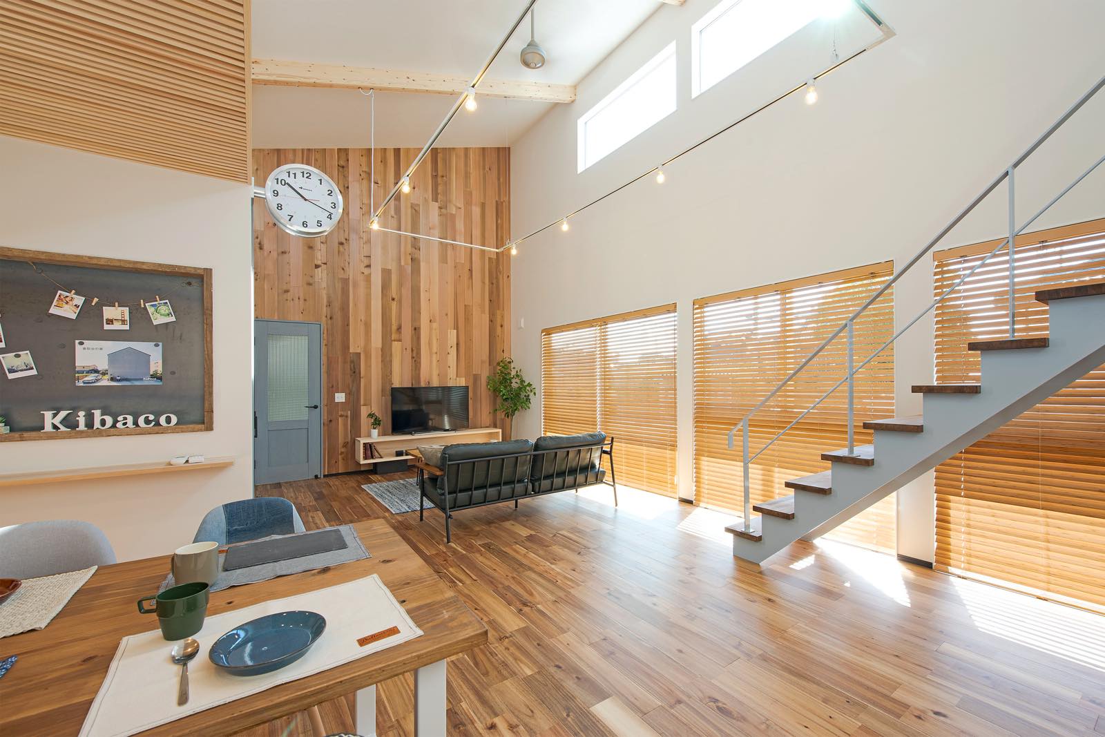 継ぎ無垢フローリング アカシア120/クリア FL-FL001-08-G029 アカシア120/クリアの施工事例（写真提供：株式会社Kibaco ）