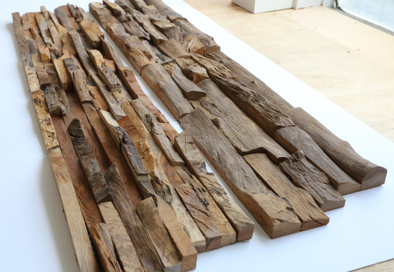 古木タイル 細め WL-WB003-02-G141 左のロックな凹凸感のものが「ナチュラル/細め」。それに比べ右はやや柔らかめだけど生々しい表情