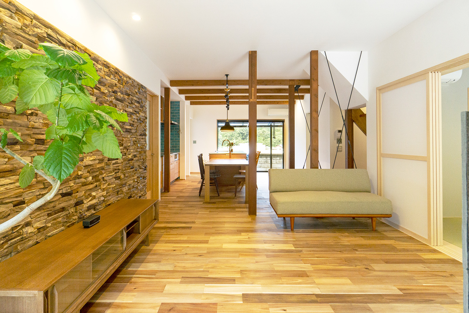 古木タイル 太め WL-WB003-01-G141 空間にあたたかい雰囲気を与えてくれます