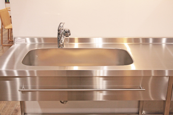 ステンレスフレームキッチン W2250×D650 KB-KC005-02-G078 シンク手前の幕板とタオル掛けバーは基本仕様。※タオルバーは旧仕様のW800、現行はW490