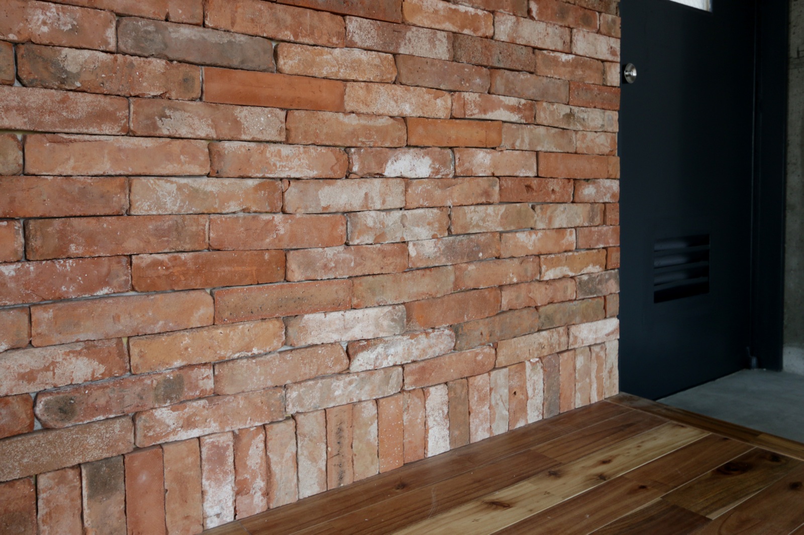 チャイナブリック 満州レッド（古材） WL-TL017-04-G141 ブリックの存在感で、目地がなくても隙間はさほど気にならない。床際の縦貼りは施工性UPの工夫