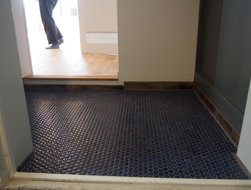 ハニカムタイル コバルト（シート） WL-TL016-07P-G141 マンションのリノベーションで、玄関にコバルトを使用