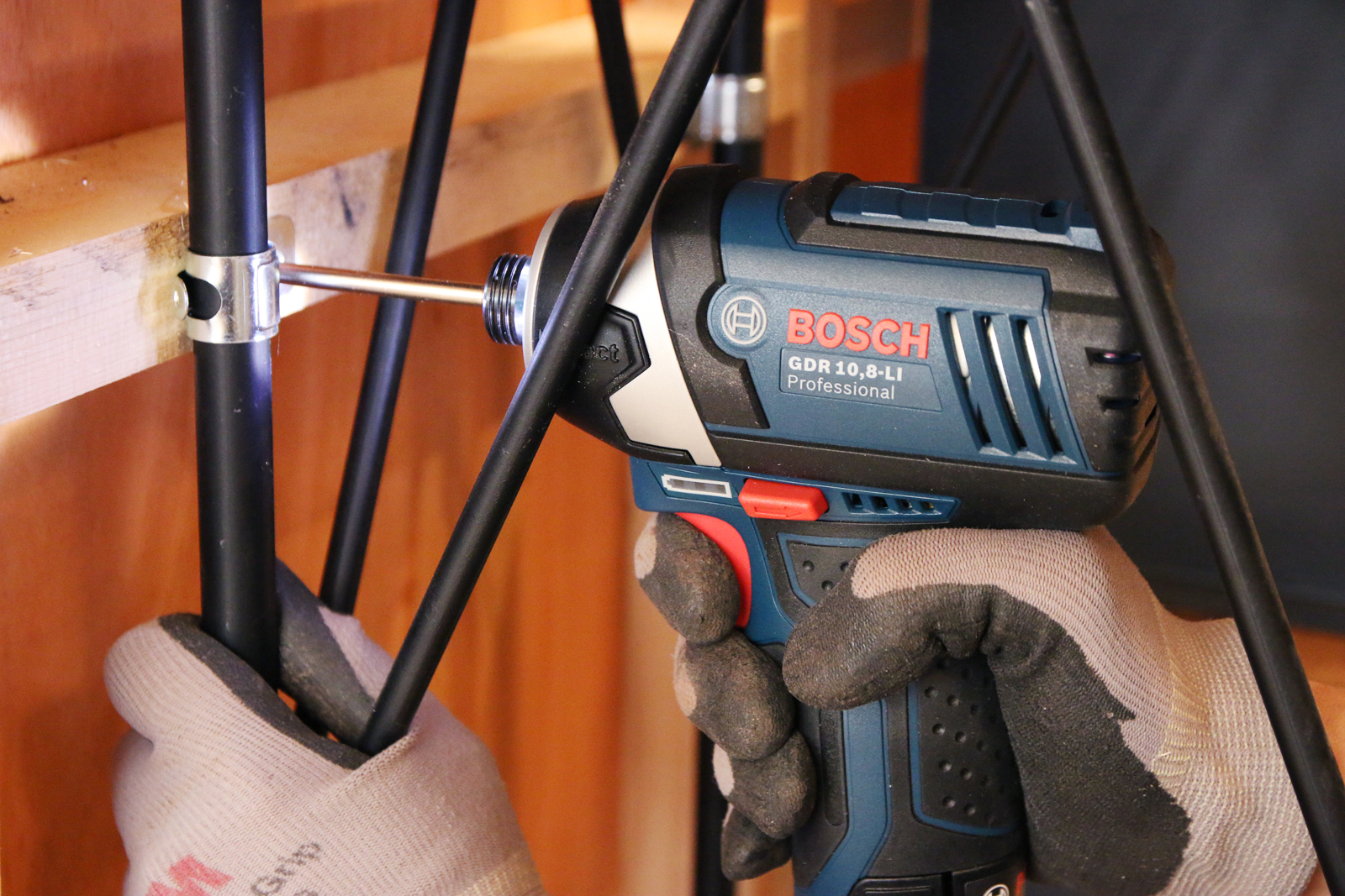 基本の道具工具 BOSCHインパクトドライバー（ビットパーツ付き） DM-TO003-17-G170 ボディがコンパクトなので狭いスペースでもストレスなく使用が可能