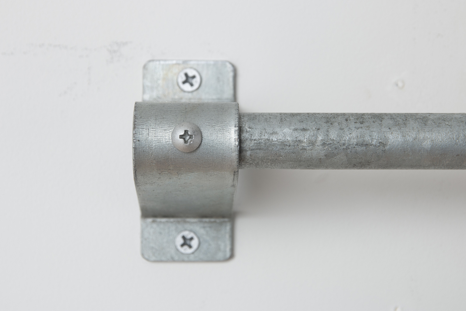 亜鉛メッキのマルチバー 亜鉛メッキ仕上 W700 KB-AC010-03-G141 ひび割れやキズが味のあるラフな質感