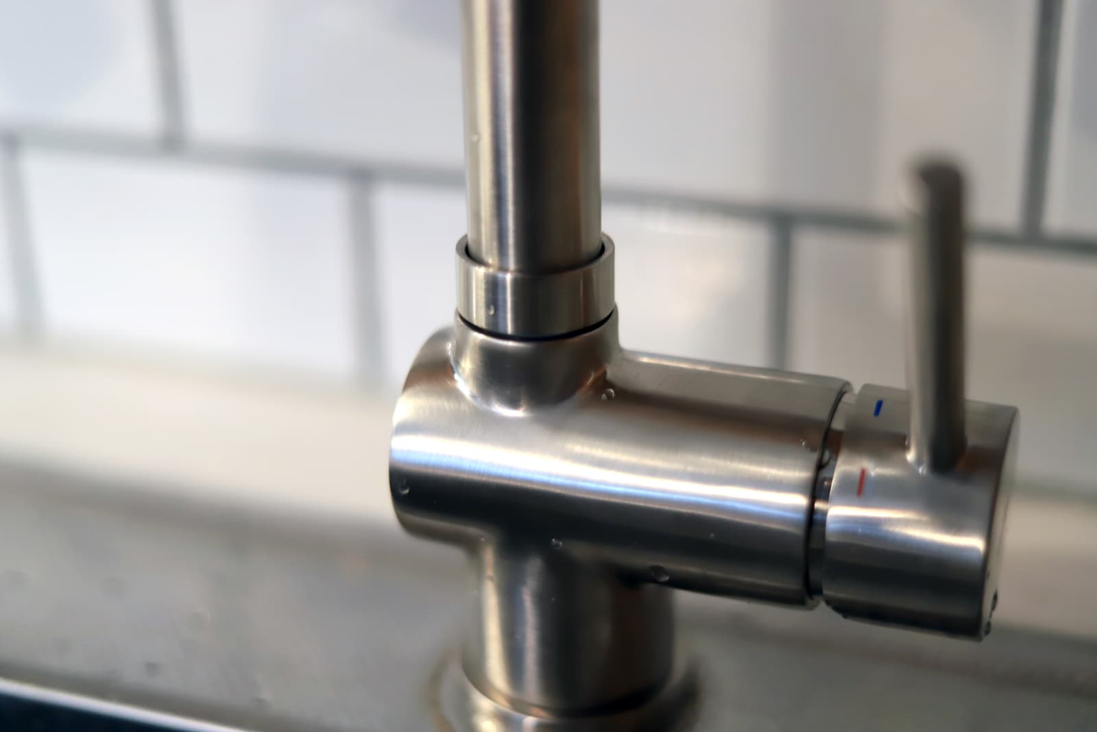 ハンドホース水栓 グースネック混合栓 サテン KB-TP006-02-G141 シルキーな表情で上品さをもち、水垢が目立ちにくいメリットが（サテン）