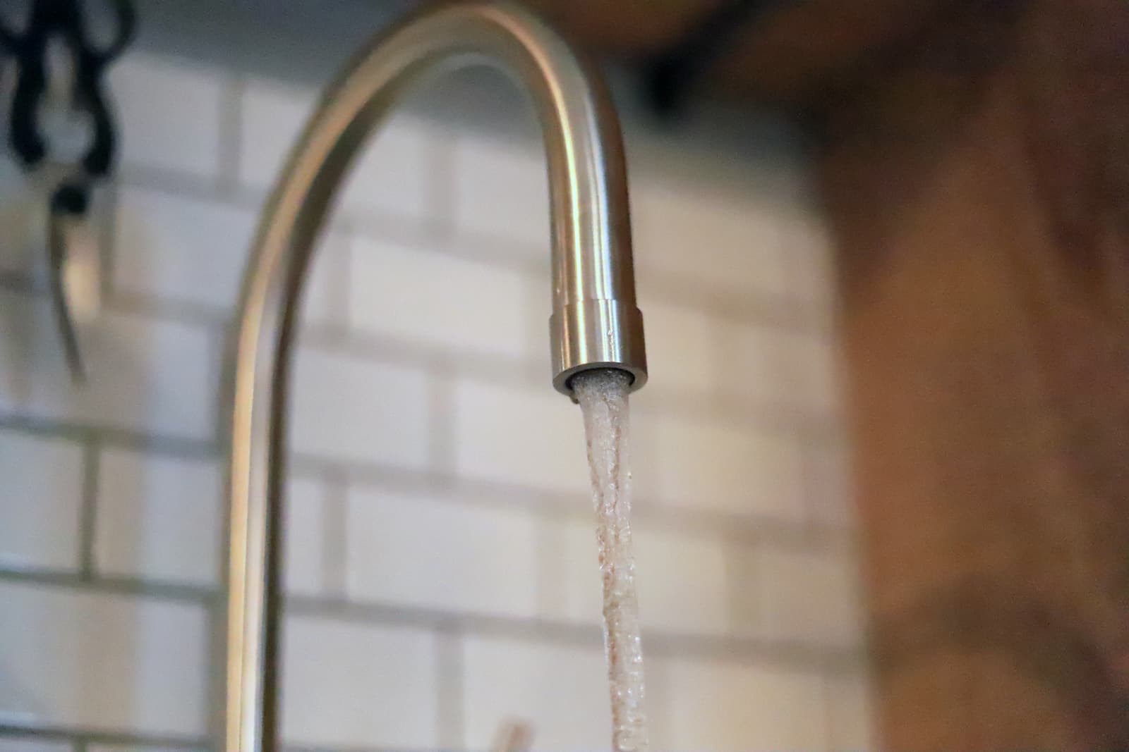 ハンドホース水栓 グースネック混合栓 サテン KB-TP006-02-G141 水の出方は、水ハネが少なく柔らかな触感の泡沫吐水(ほうまつとすい)（写真はサテン）