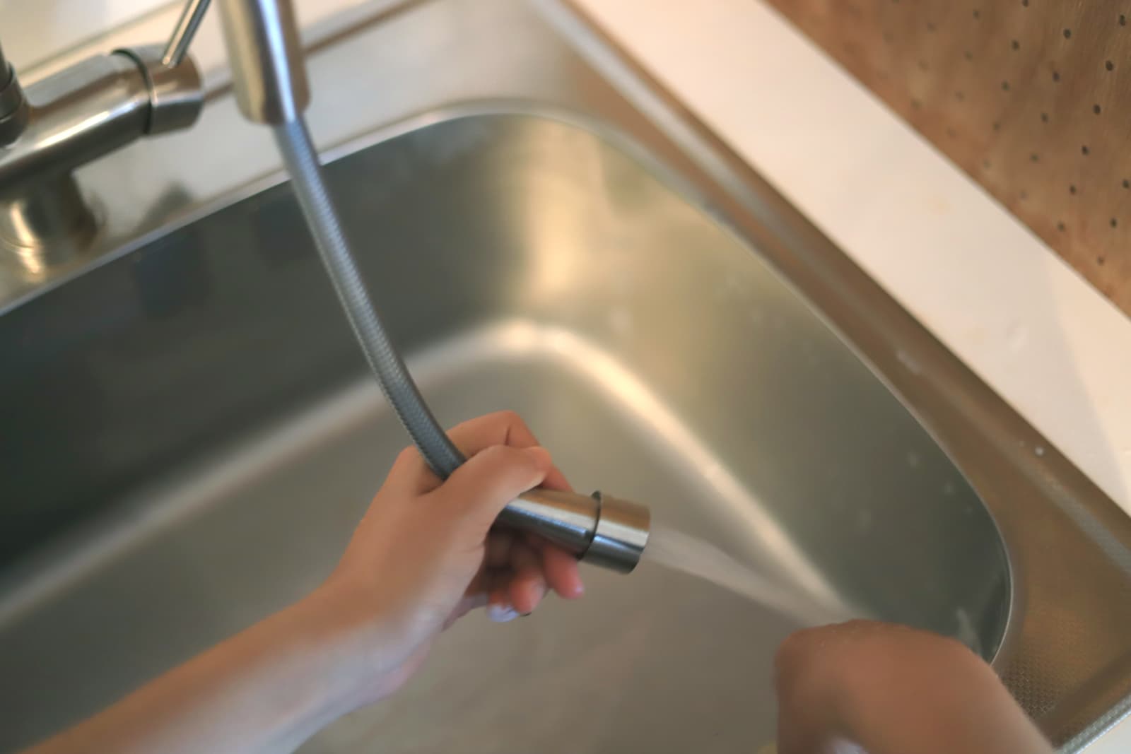 ハンドホース水栓 グースネック混合栓 サテン KB-TP006-02-G141 摩擦音を軽減するため引き出しホースだけ樹脂製（写真はサテン）