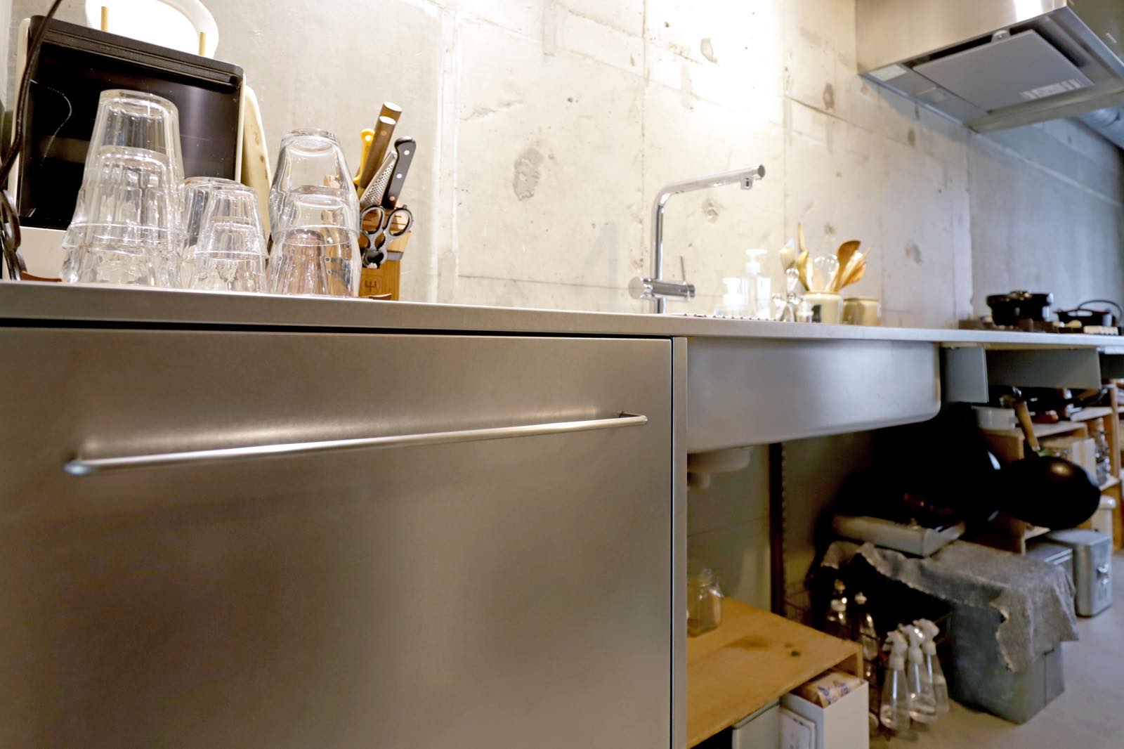 ビルトイン食洗機 フロントオープン W600 フルドアタイプ ゼオライトドライ（本体のみ） KB-PT004-04-G234 「オーダーキッチン天板　フラット」と「把手の金物」を食洗機の扉に使っている事例