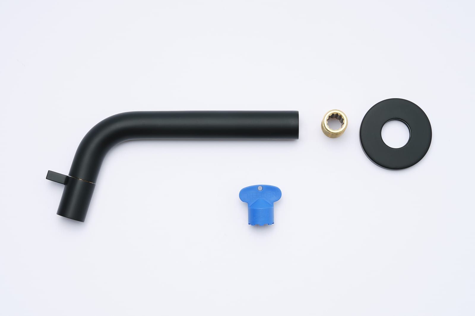 壁付けスパウトレバー水栓 洗面用 マットブラック L186 KB-TP011-04-G141 接続規格はG1/2。青色の付属品は吐水先部品（エアレーター）を取り外して掃除する際に必要なため、紛失しないよう保管してください