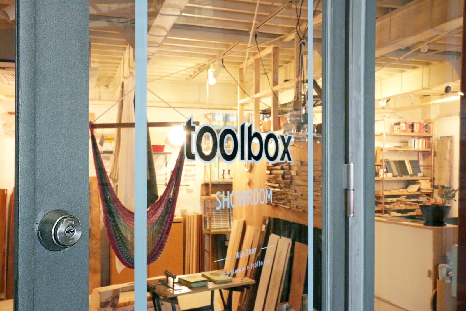 アイアン塗料 2L缶（カラー） PT-OT001-02-G044 ドア枠に塗って雰囲気ある入口に（シルバーグレー）