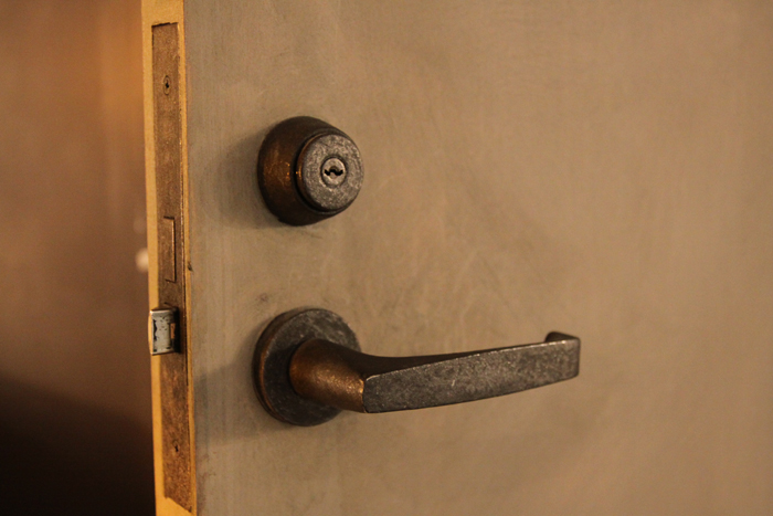 アイアン塗料 2L缶（ブラック） PT-OT001-04-G044 レバーハンドルと鍵穴に。使い込んでもエッジが少しはがれる程度（ブラック）