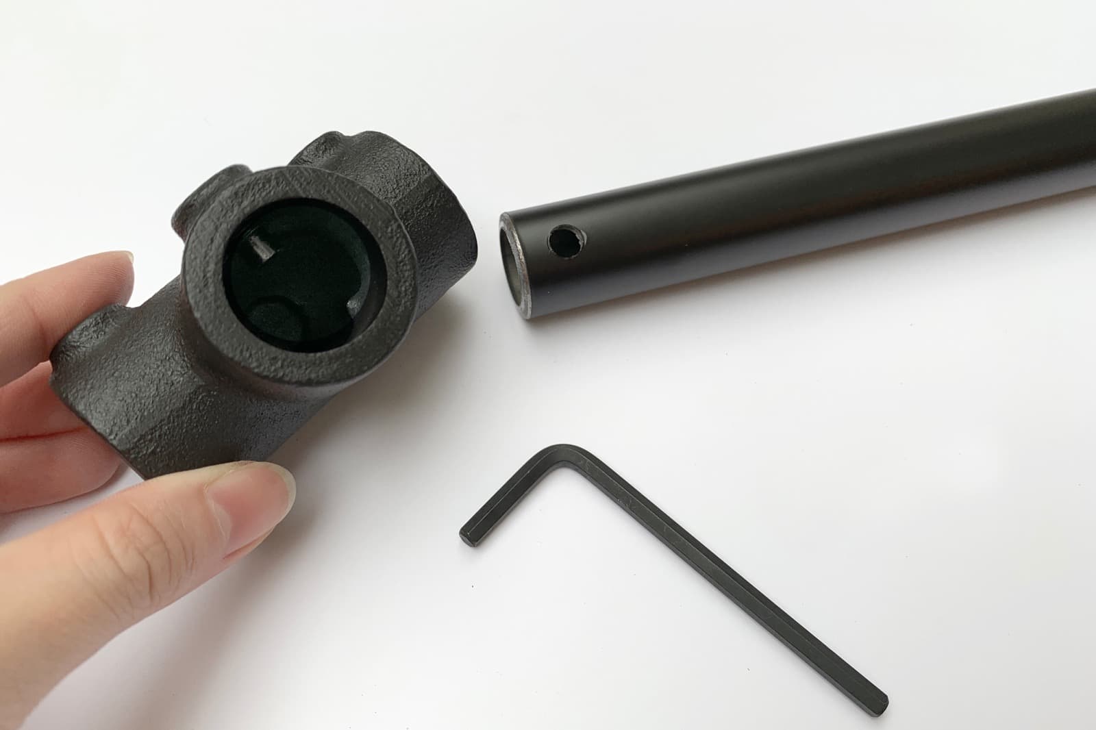 アイアンハンガーパイプ 吊りパイプ H500用 ブラック PS-HB008-31-G141 エルボやフランジにもともと組み込まれている短いボルトを外し、吊り用ボルトに付け替えてお使いください