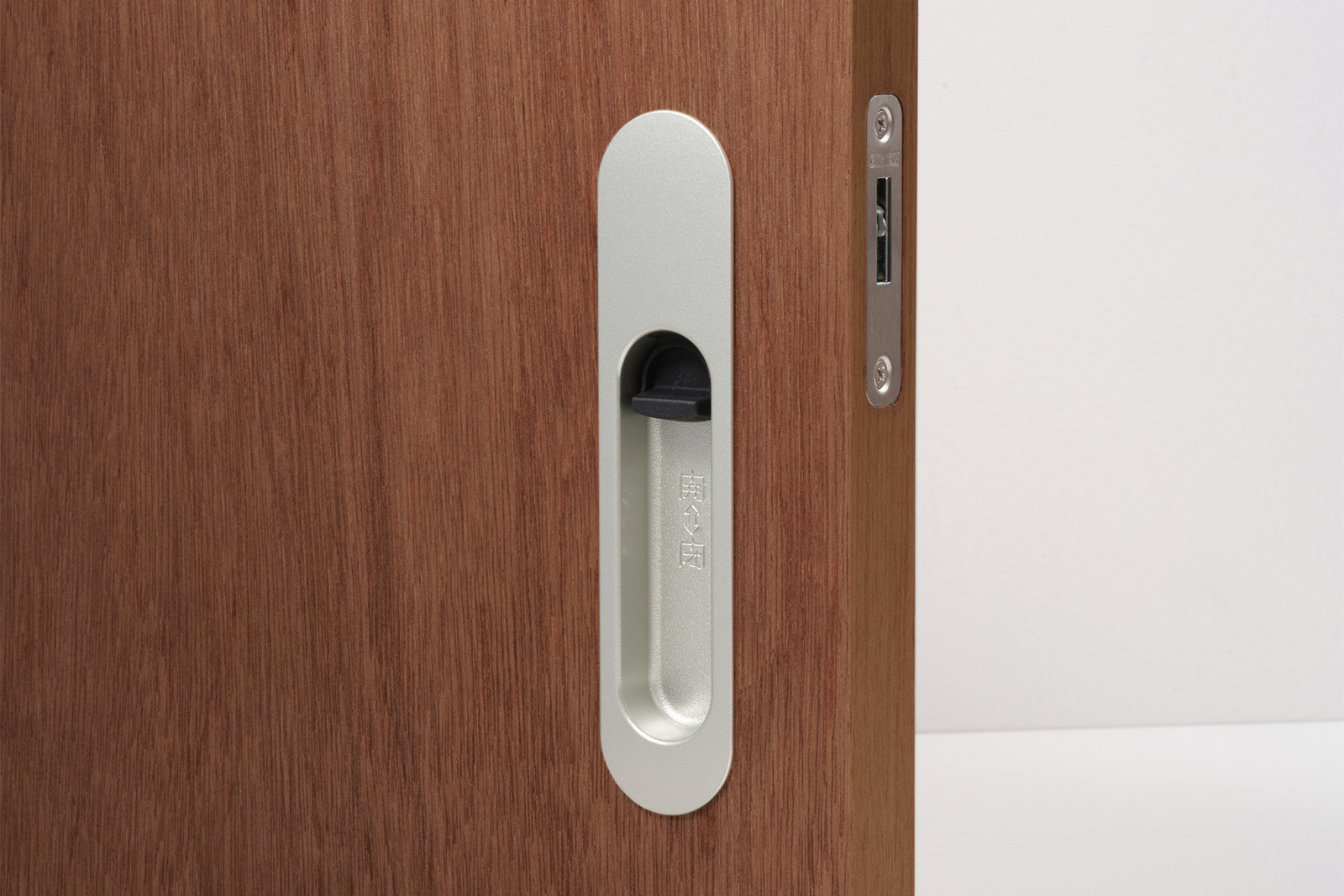 木製ユニットドア 片引き戸 ラワン DW-DR012-05-G191 オプションの表示錠のレバー（解錠時）