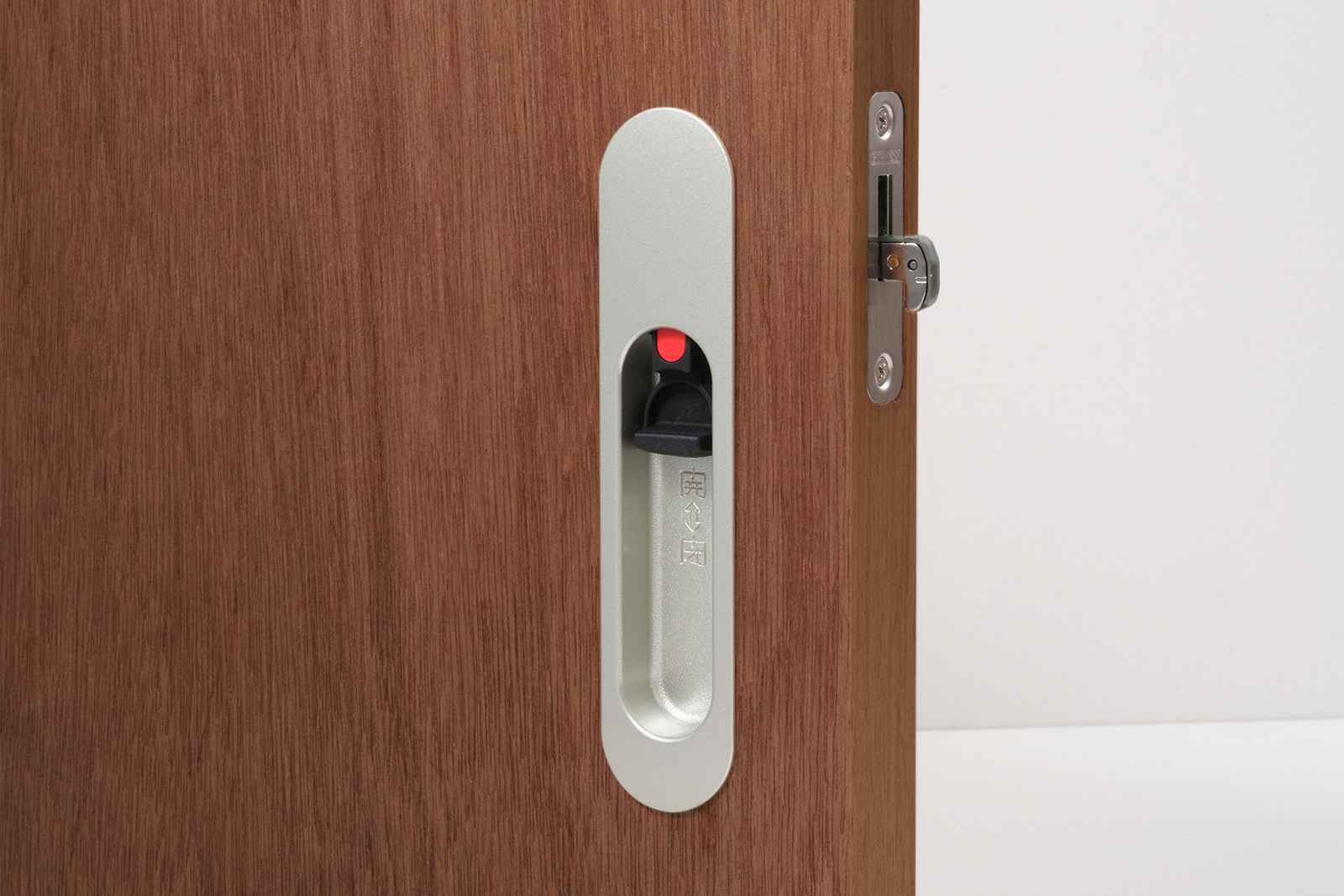 木製ユニットドア 片引き戸 ラワン DW-DR012-05-G191 オプションの表示錠のレバー（施錠時）