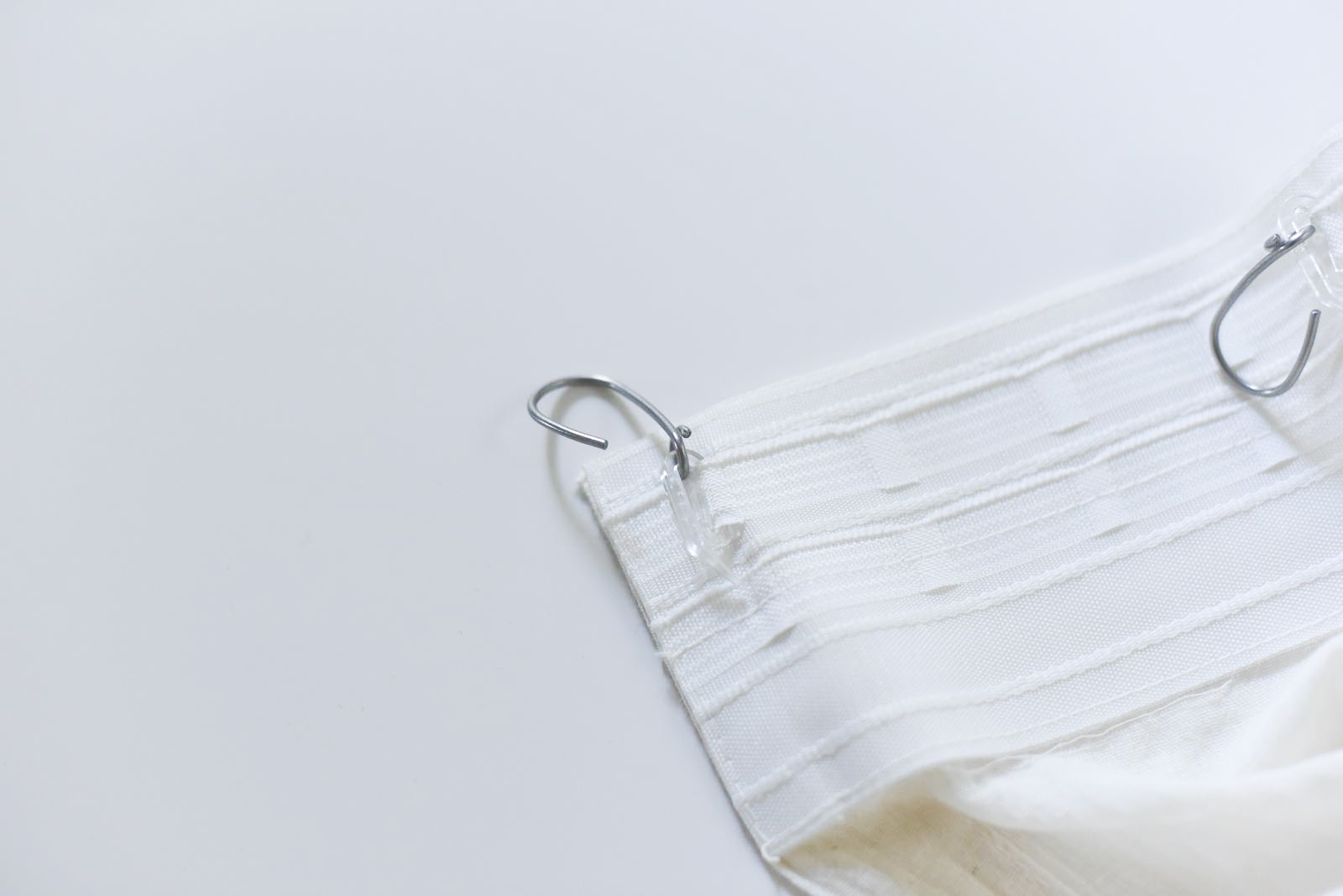 華奢カーテンレール 専用カーテンフック（10個1セット） DW-CB011-09-G141 輪っか部分にフックをかけます。（一般的なアジャスターフックの場合も同様です）