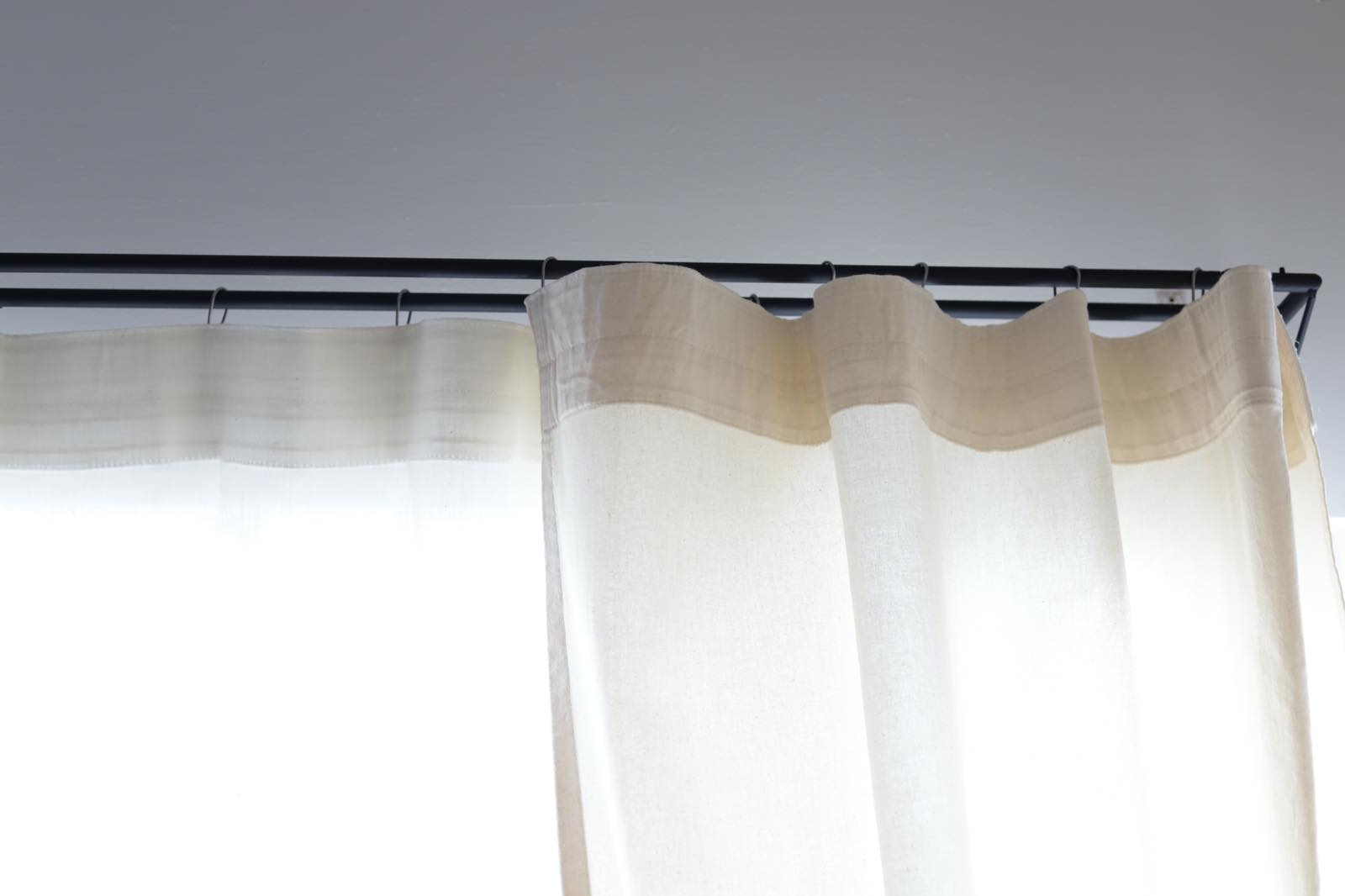 華奢カーテンレール 専用カーテンフック（10個1セット） DW-CB011-09-G141 ダブル吊りでもすっきりと。シンプルさの邪魔をしません